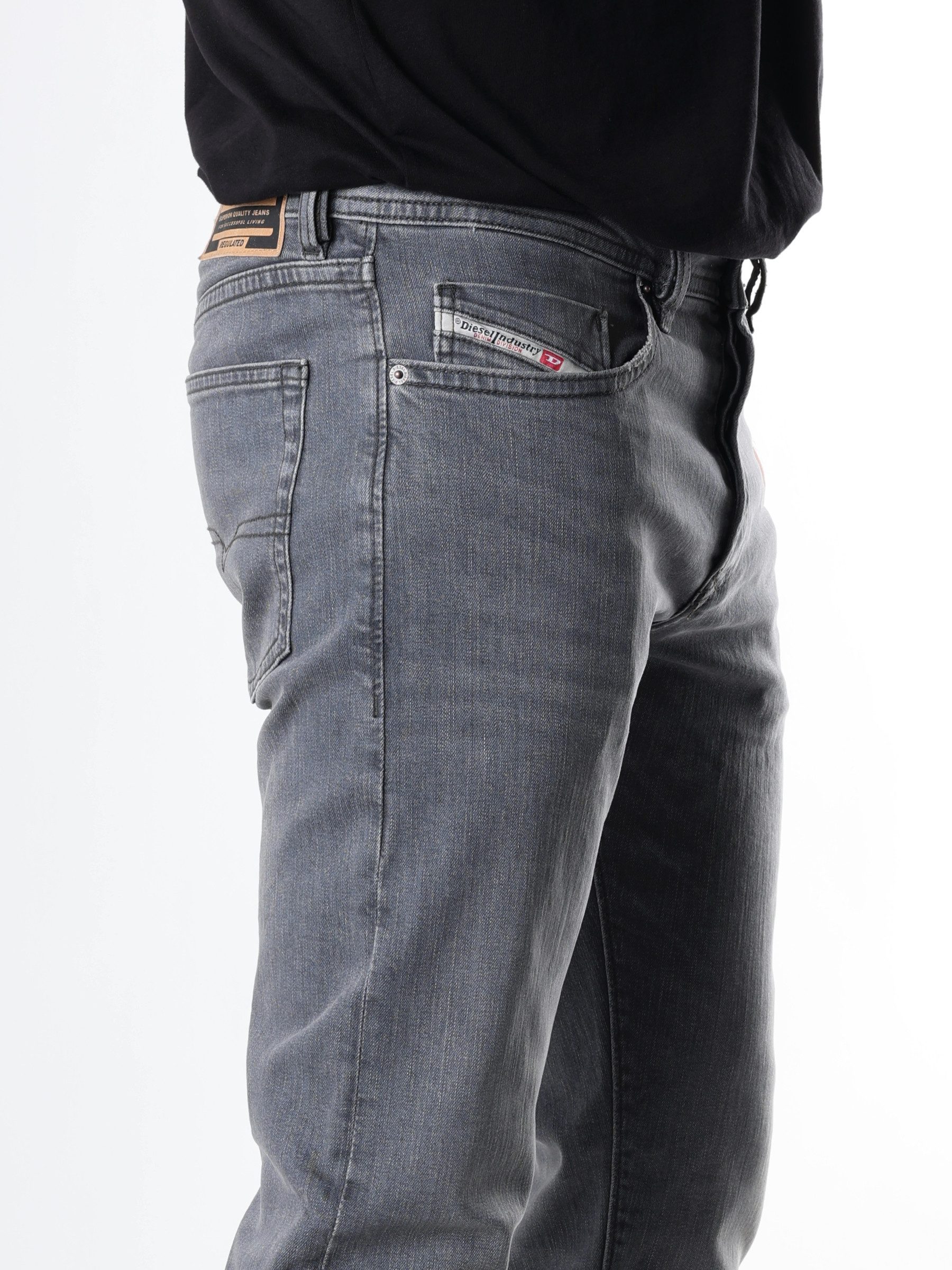 Diesel Tapered-fit-Jeans Regular Fit, niedrige Leibhöhe - BUSTER-X - Länge:32 Leichter Denim, mittlerer bis hoher Stretch