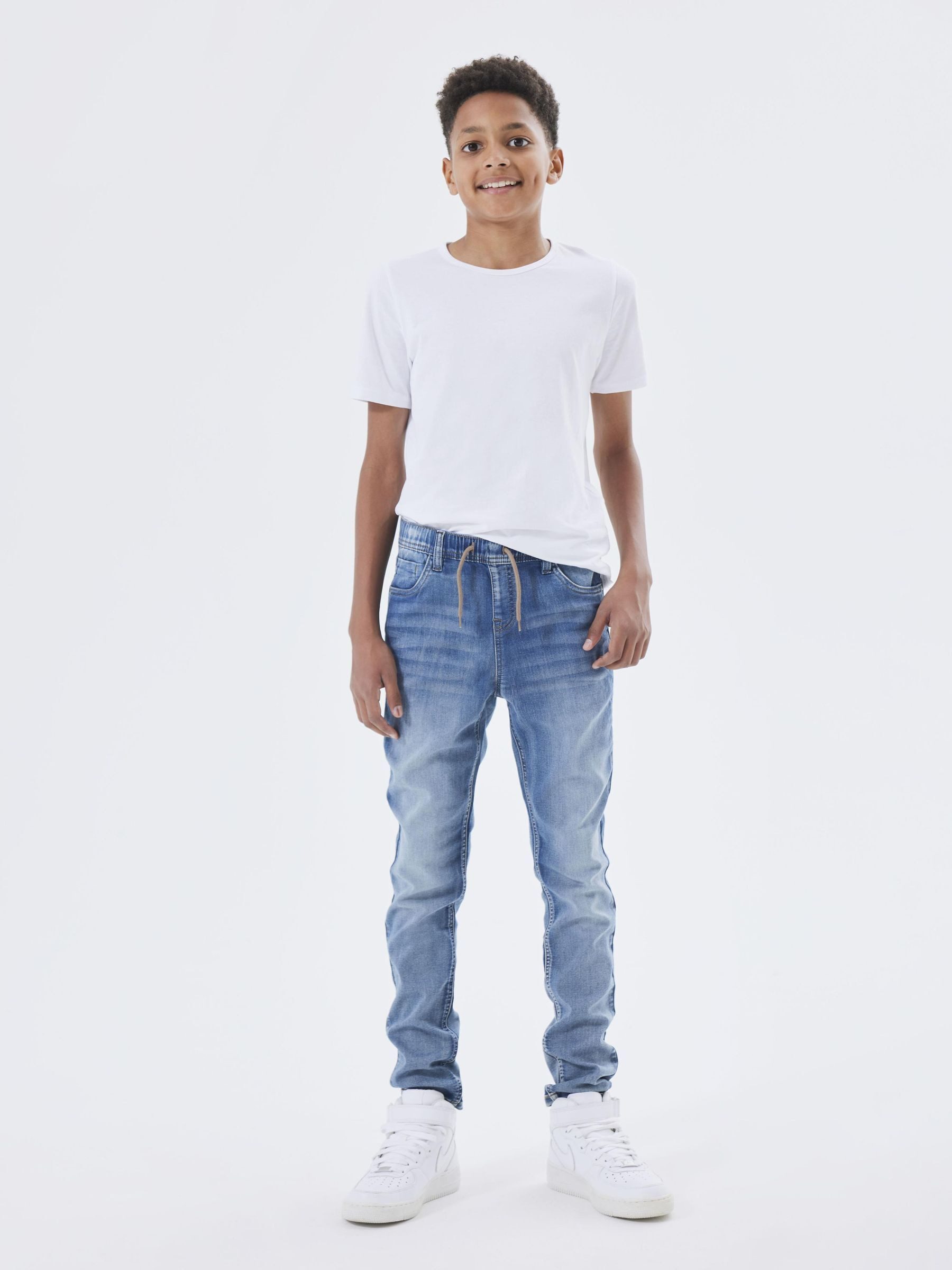 Name It Schlupfjeans NKMROBIN DNMTHAYER SWE lässig geschnitten, Denim, Abriebeffekte, angesetztes Bündchen – Bild 2 von 5