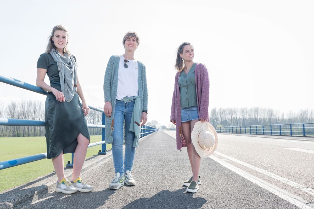 Knit Factory Schal Lola Dreiecksschals 190x85 cm Glatt Rosa, (1-St), Schal günstig online kaufen