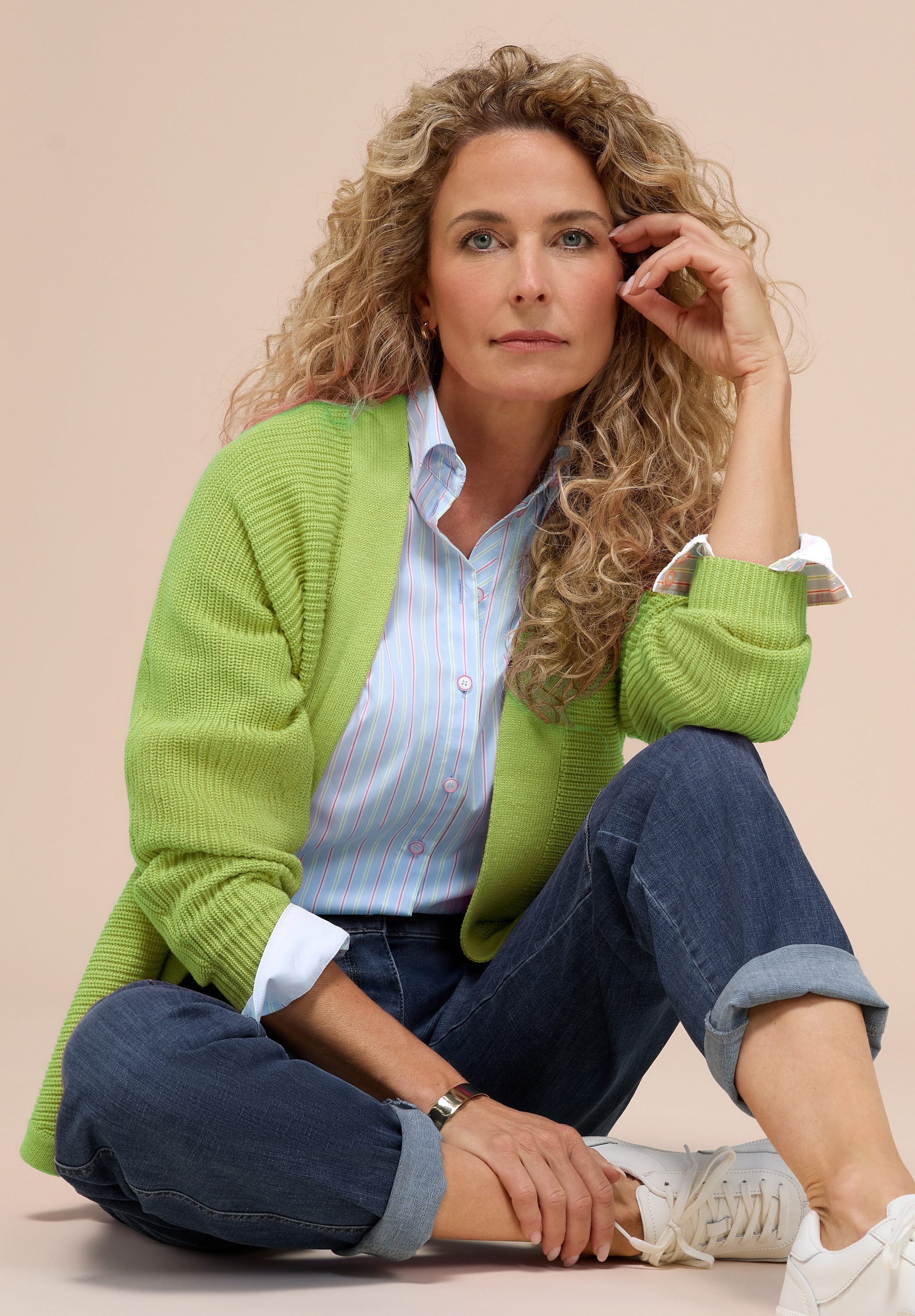 bianca Strickjacke OTIS in quer gestricktem Feinpatent, mit langem V-Neck