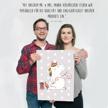 Mr. & Mrs. Panda Poster DIN A2 Einhorn Näherin - Grau Pastell - Geschenk, Designposter, Kunst, Einhorn Näherin (1 St), Handgemalte Kunst