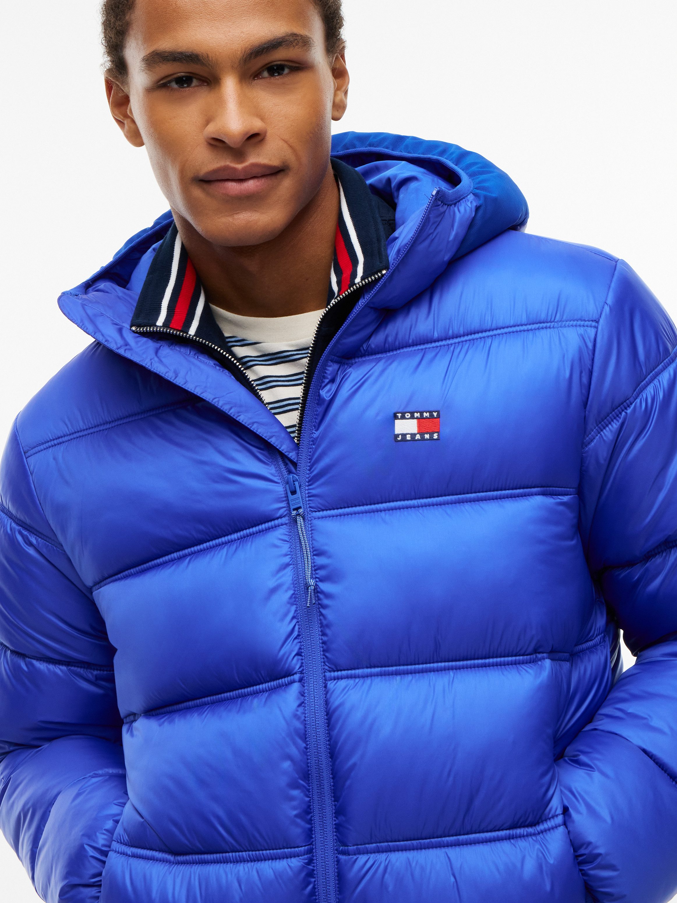 Tommy Jeans Steppjacke HOODED LOGO PUFFER Winterjacke Steppjacke W Regular fit mit Rundhalsausschnitt – Bild 2 von 5
