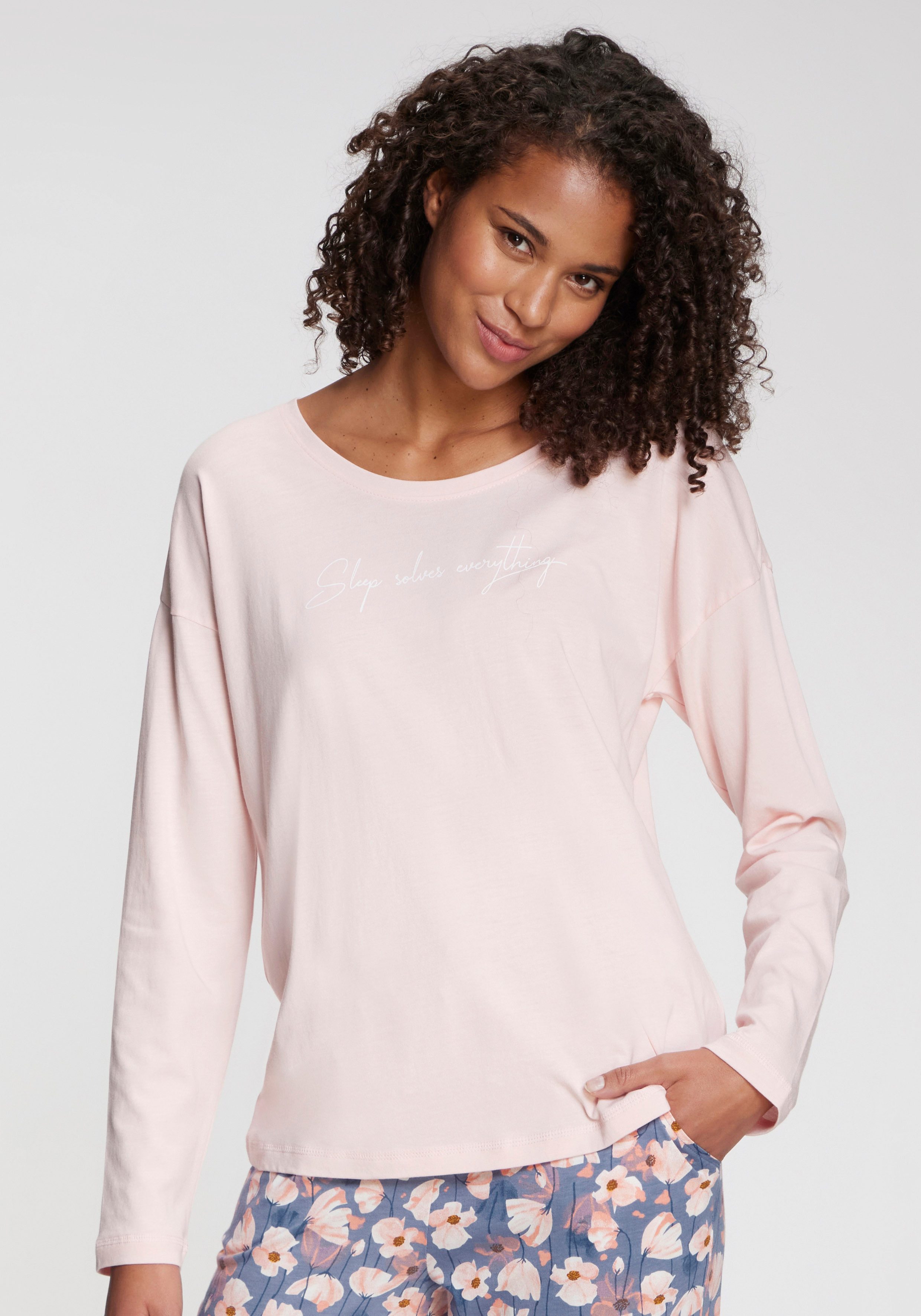 Vivance Dreams Pyjamaoberteil mit kleinem Frontprint. € 19,99