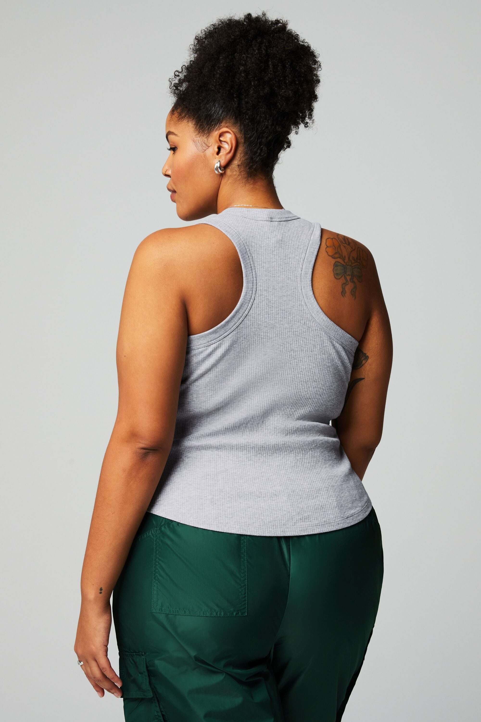 Fabletics Tanktop High Neck Rib mit integriertem BH gerippte Textur, geschwungene Träger