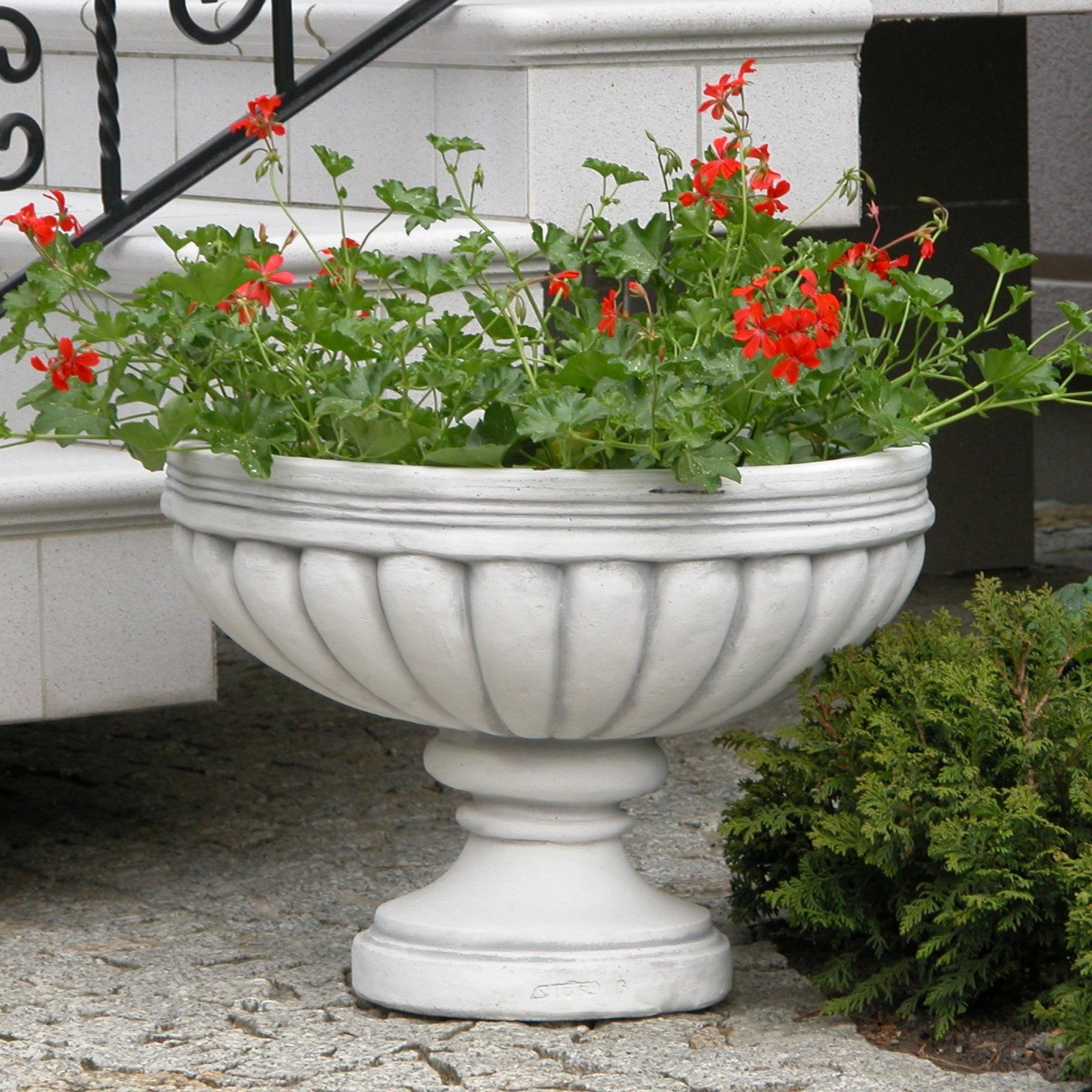 gartendekoparadies.de Pflanzschale Klassische Pflanztrog Pflanzgefäß, H. 40 cm, 44 kg, 25 Liter, Frostsicher