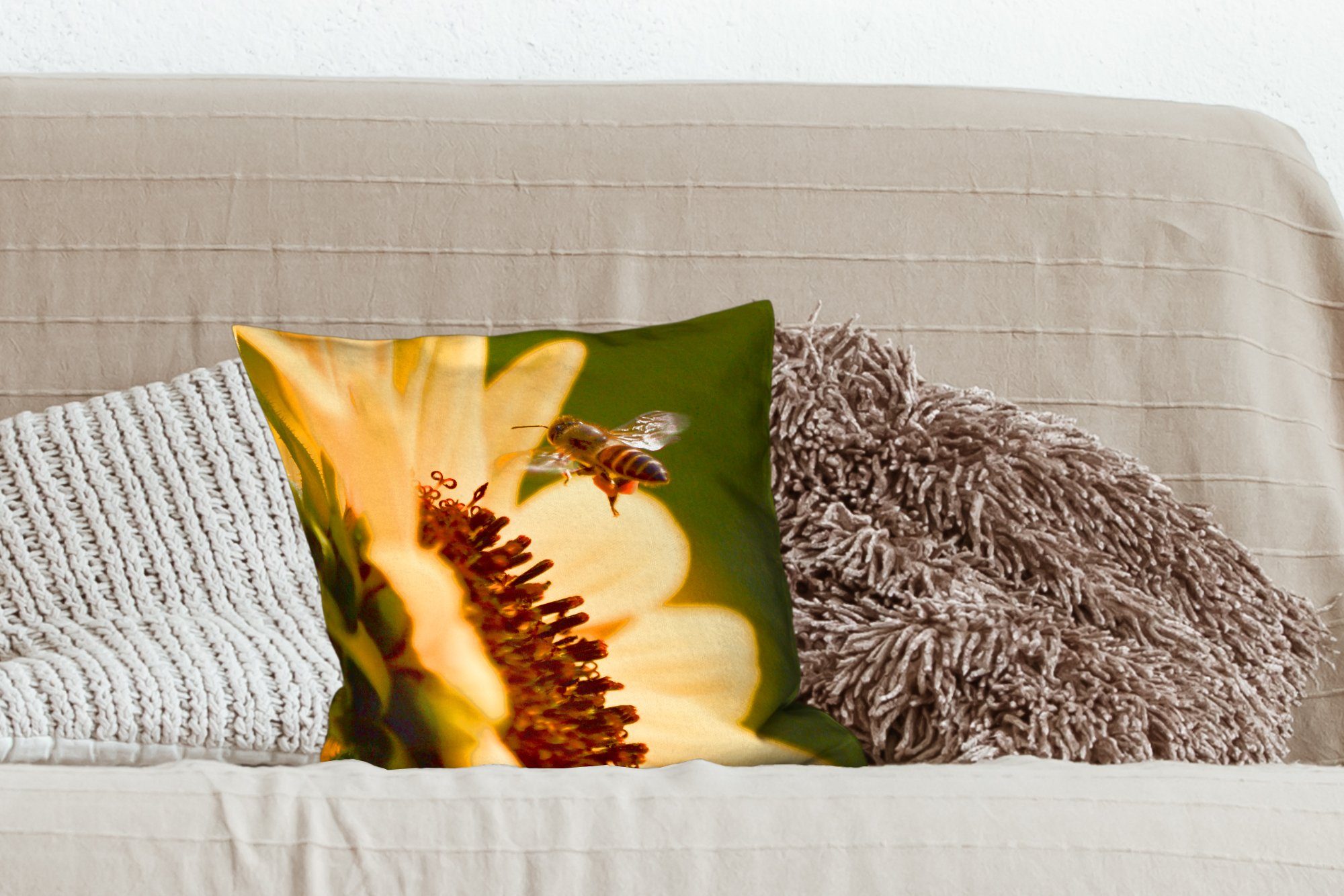 MuchoWow Dekokissen Eine Schlafzimmer, Zierkissen fliegenden Deko, mit Füllung mit Biene, Wohzimmer, Sofakissen Sonnenblume für einer