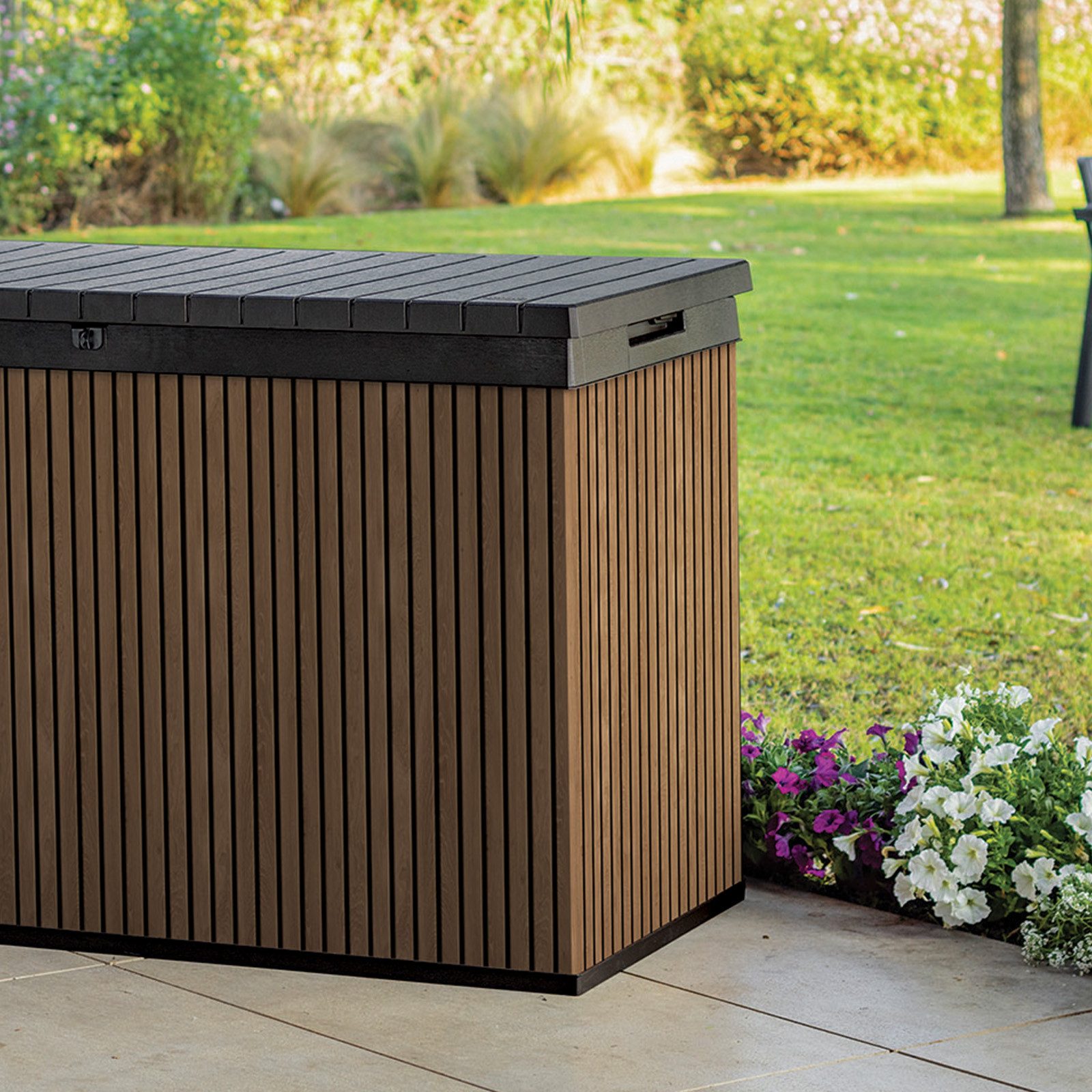 Keter Gartenbox Darwin Signature, 667 Liter, Braun, Deckel bis 300kg belastbar, Aufbewahrungsbox in moderner Lamellen-Holzoptik