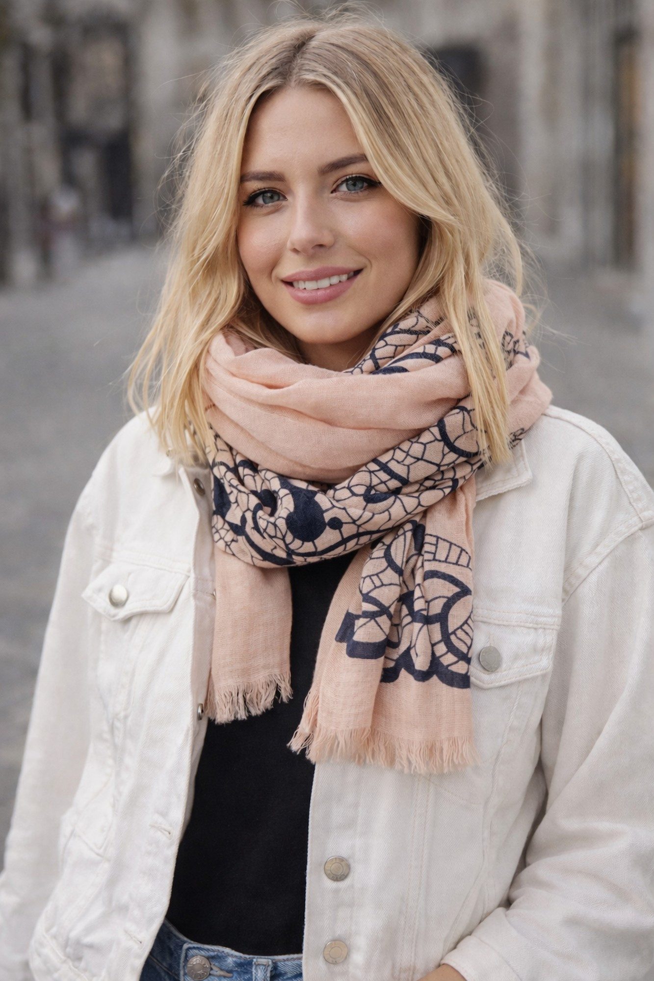 Ella Jonte Modeschal, Leichter Sommerschal in zarten Pastelltönen mit elegantem Blumenmuster