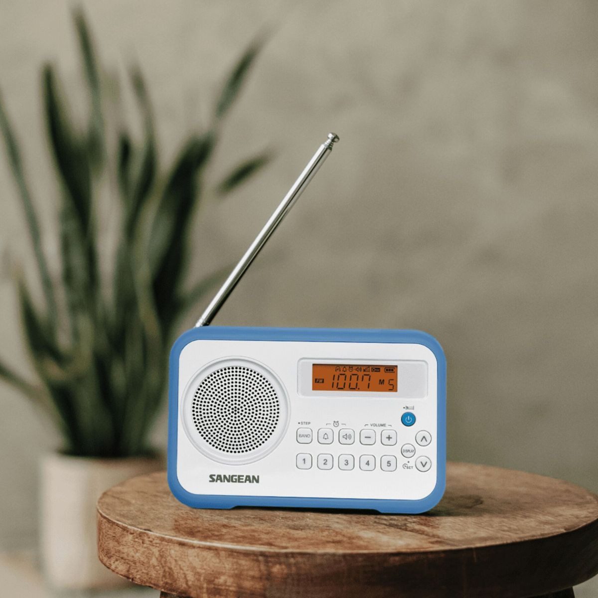 Sangean PR-D18 (Traveller 180) White/Blue Radio