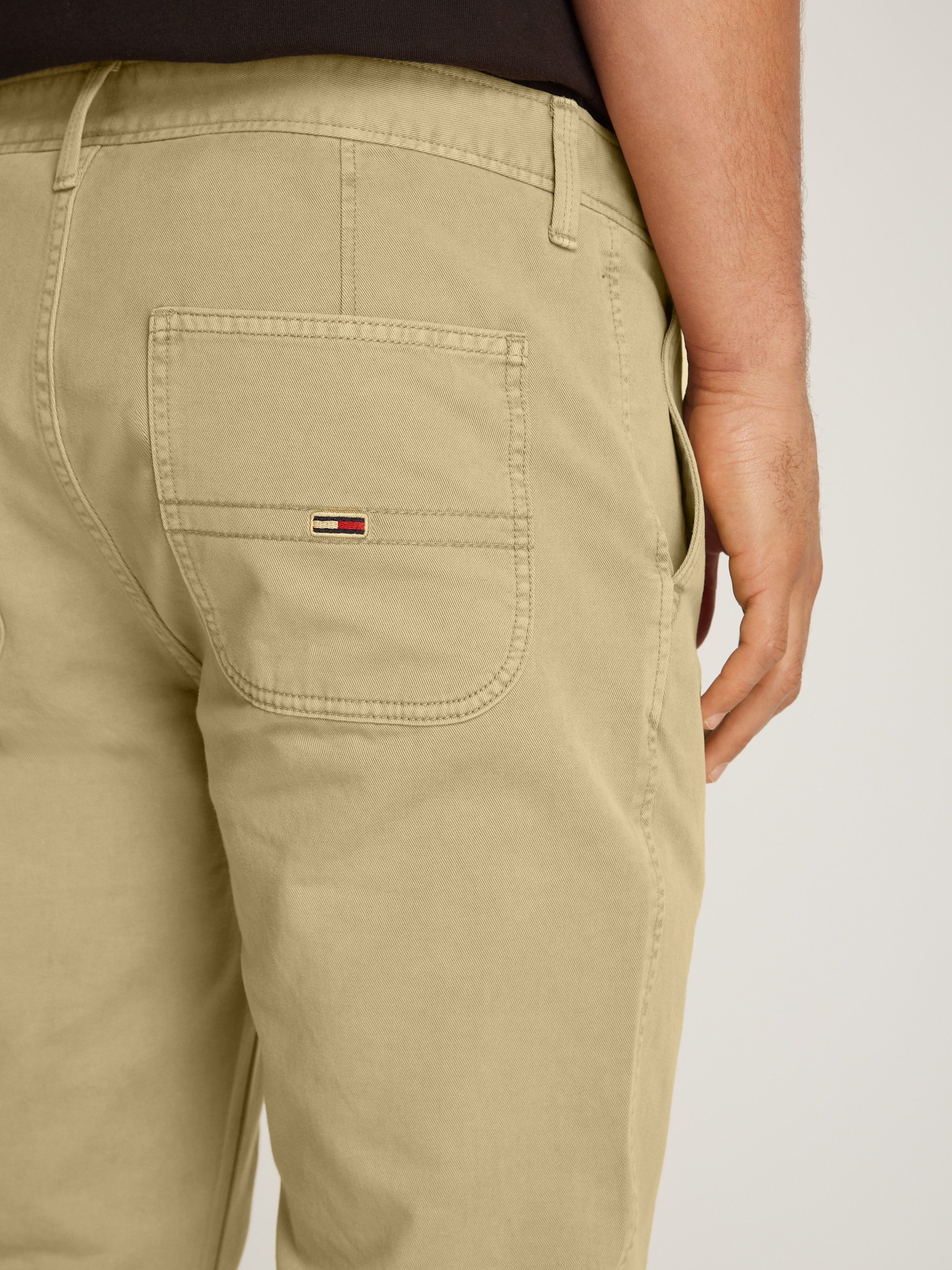 Tommy Jeans Chinohose TJM RYAN CHINO mit Logostickerei