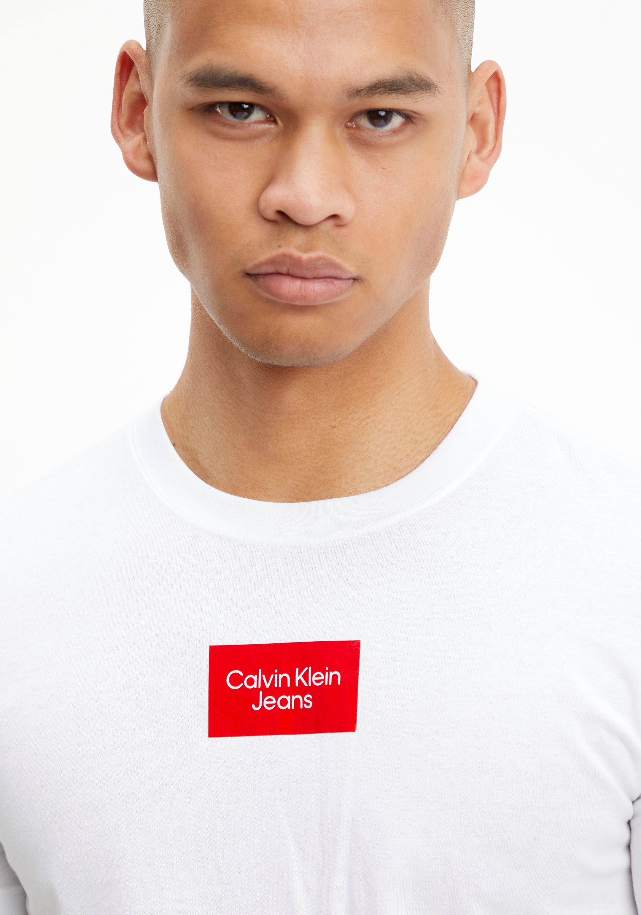 Calvin CENTER Klein T-Shirt White BOX TEE Logodruck mit Bright SMALL Jeans