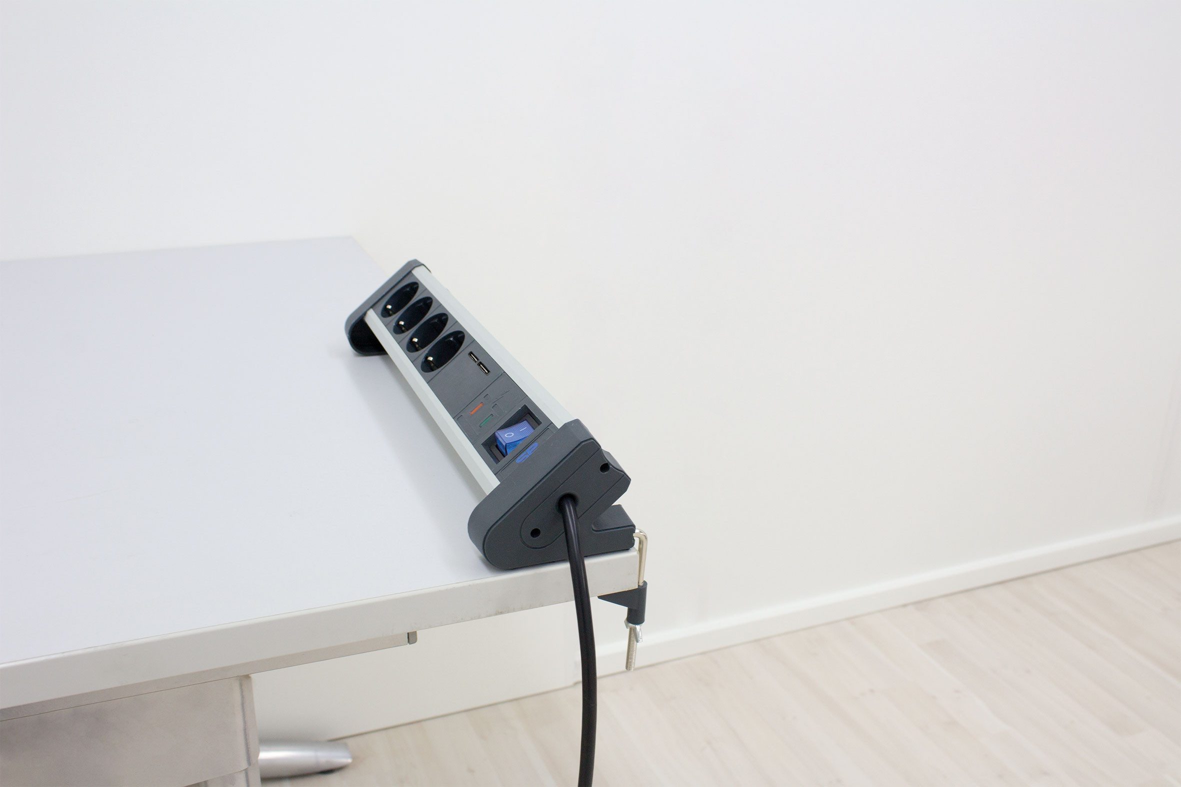 as - Schwabe 4-fach Tisch-Steckdosenleiste ALux, 1,5m, Schwarz Steckdosenleiste 4-fach (Ein- / Ausschalter, Schalterbeleuchtung, Schutzkontaktstecker, Überspannungsschutz, Kabellänge 1,5 m), mit Überspannungsschutz und Schalter