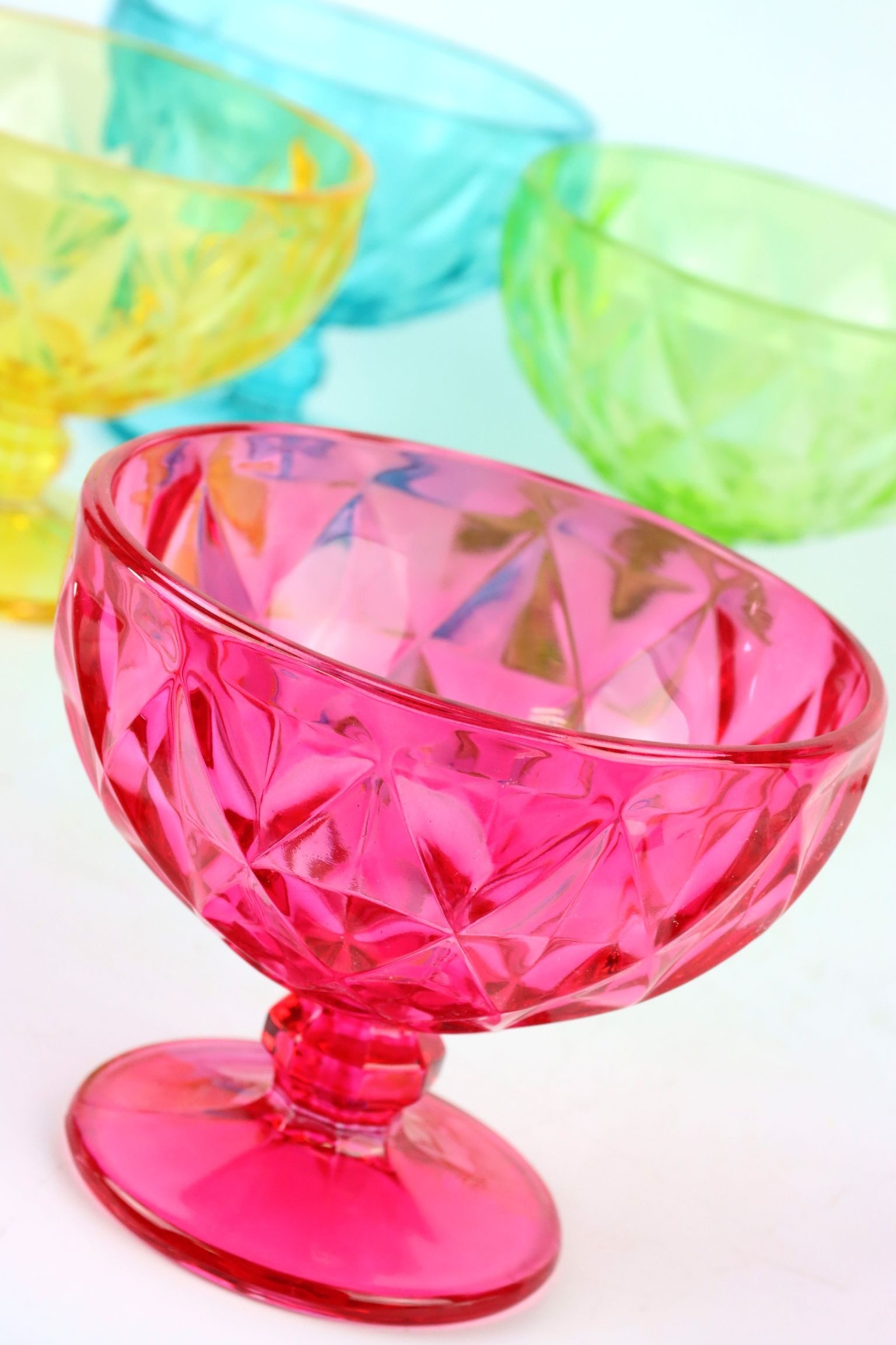 FURNARO Cocktailglas, Glas, mit facettiertem Design aus farbenfrohen Glas ca. 12cm