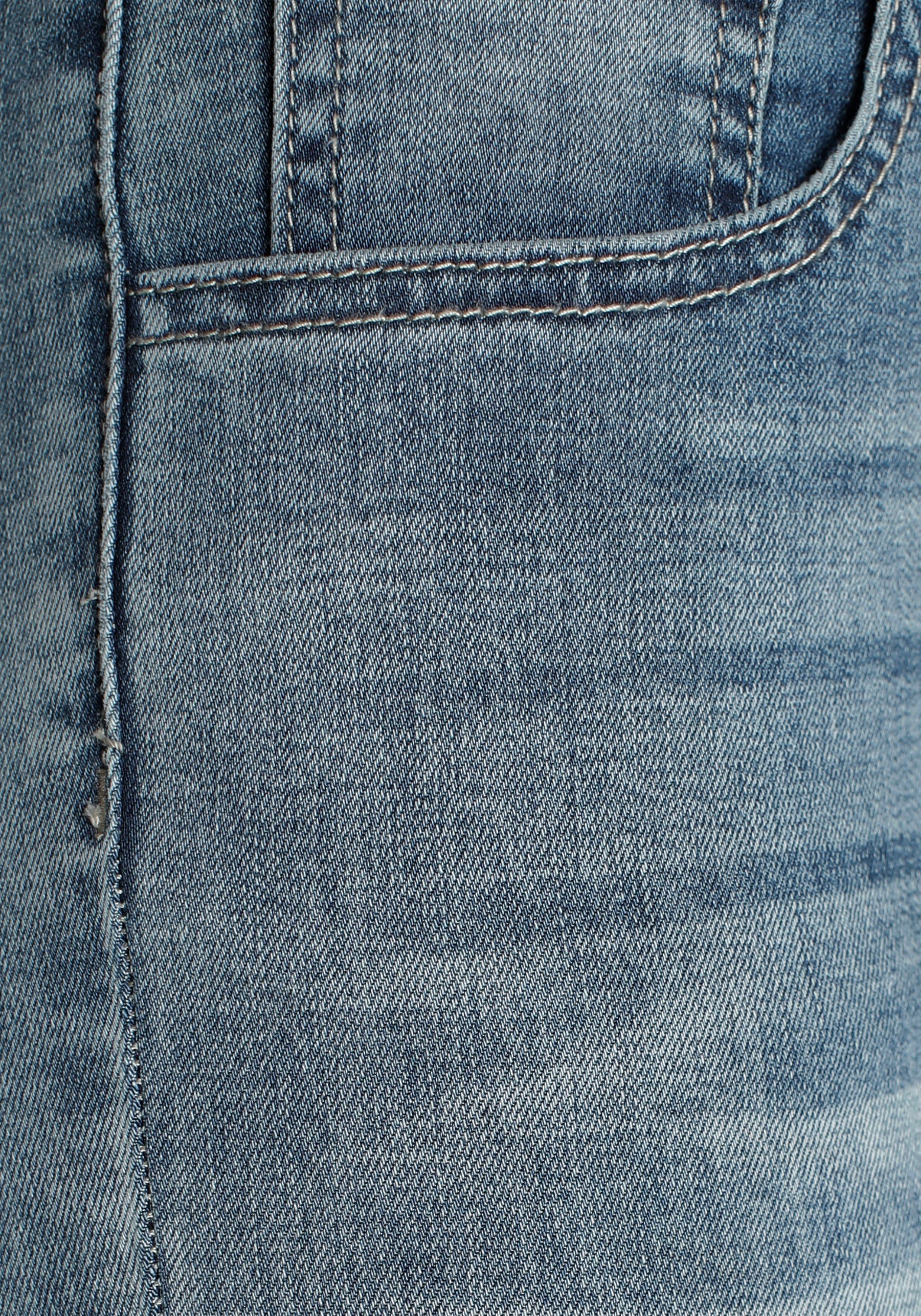Arizona Skinny-fit-Jeans Ultra-Stretch, sehr bequem, gut zu kombinieren extra-eng geschnittene Beinform, normale Leibhöhe