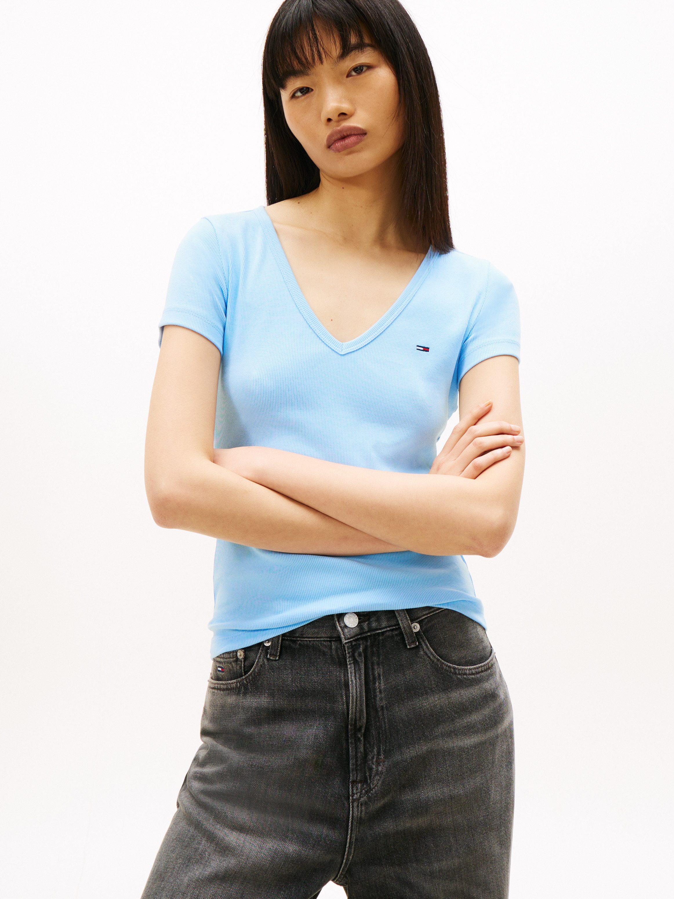 Tommy Jeans Kurzarmshirt TJW SLIM ESSENTIAL RIB V SHORT SLEEVE mit gerippter Struktur, V-Ausschnitt, Slim Fit