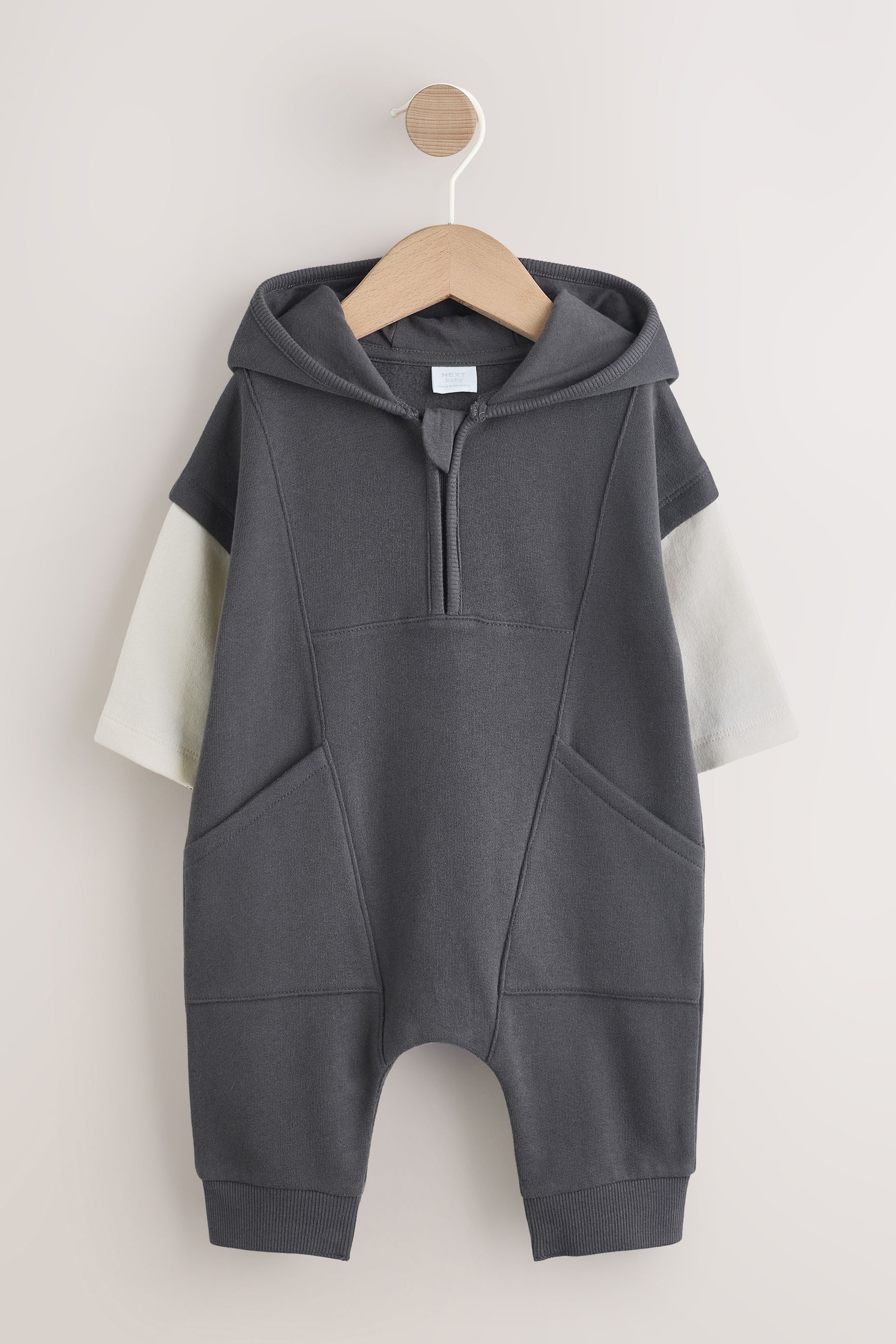 Next Strampler Babystrampler aus Sweatstoff mit Kapuze (1-tlg)