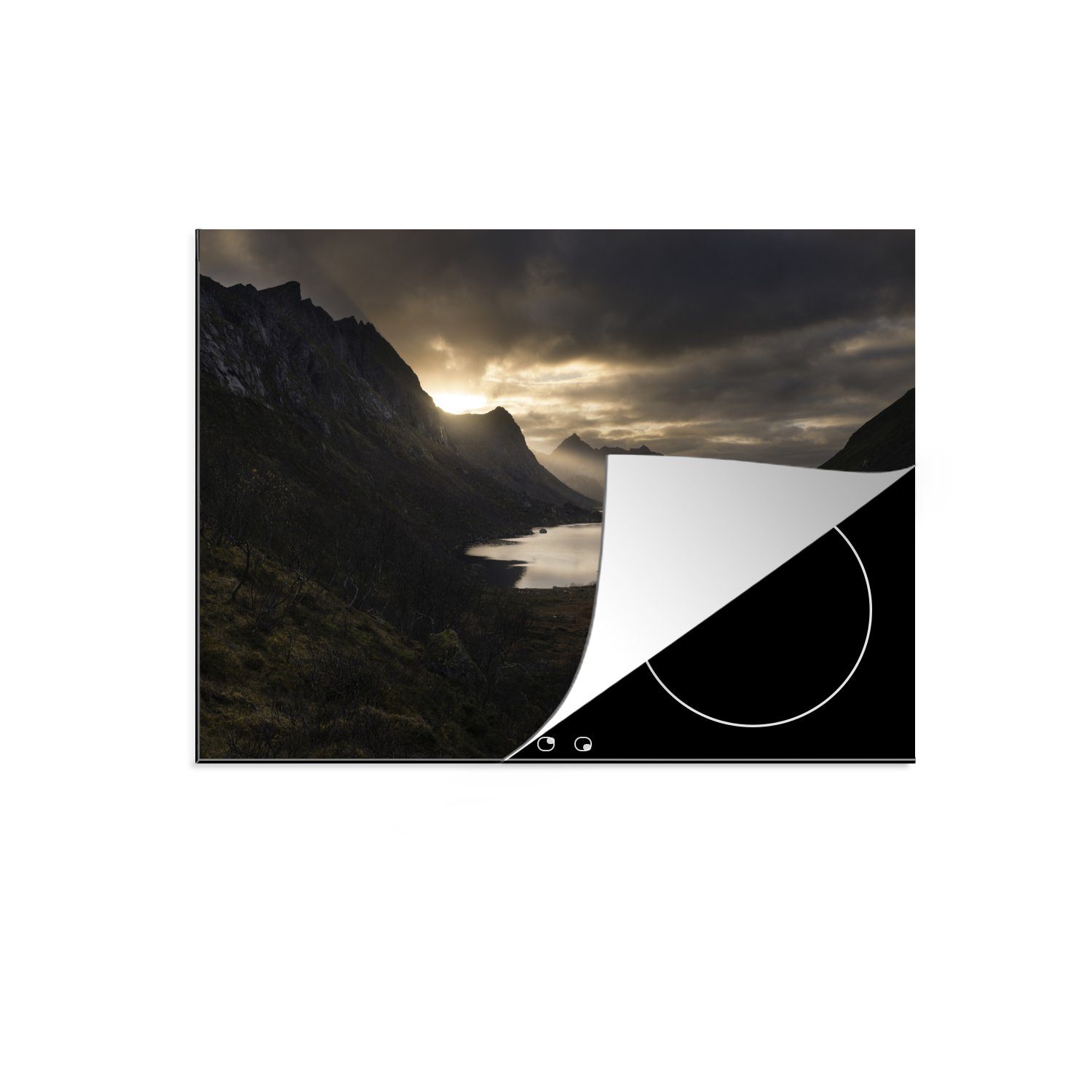 MuchoWow Herdblende-/Abdeckplatte Lichtstrahlen an den Bergen auf den Lofoten, Vinyl, (1 tlg), 70x52 cm, Mobile Arbeitsfläche nutzbar, Ceranfeldabdeckung