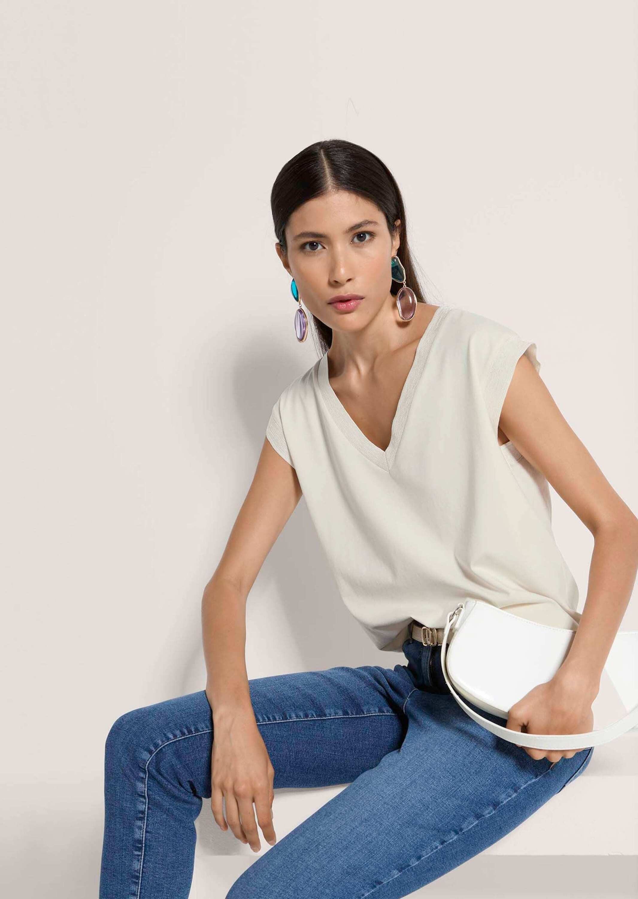 MADELEINE Kurzarmshirt Sommershirt mit Rippenbändern Basicshirt mit V-Ausschnitt, breiten Rippenbändern und Kurzarm