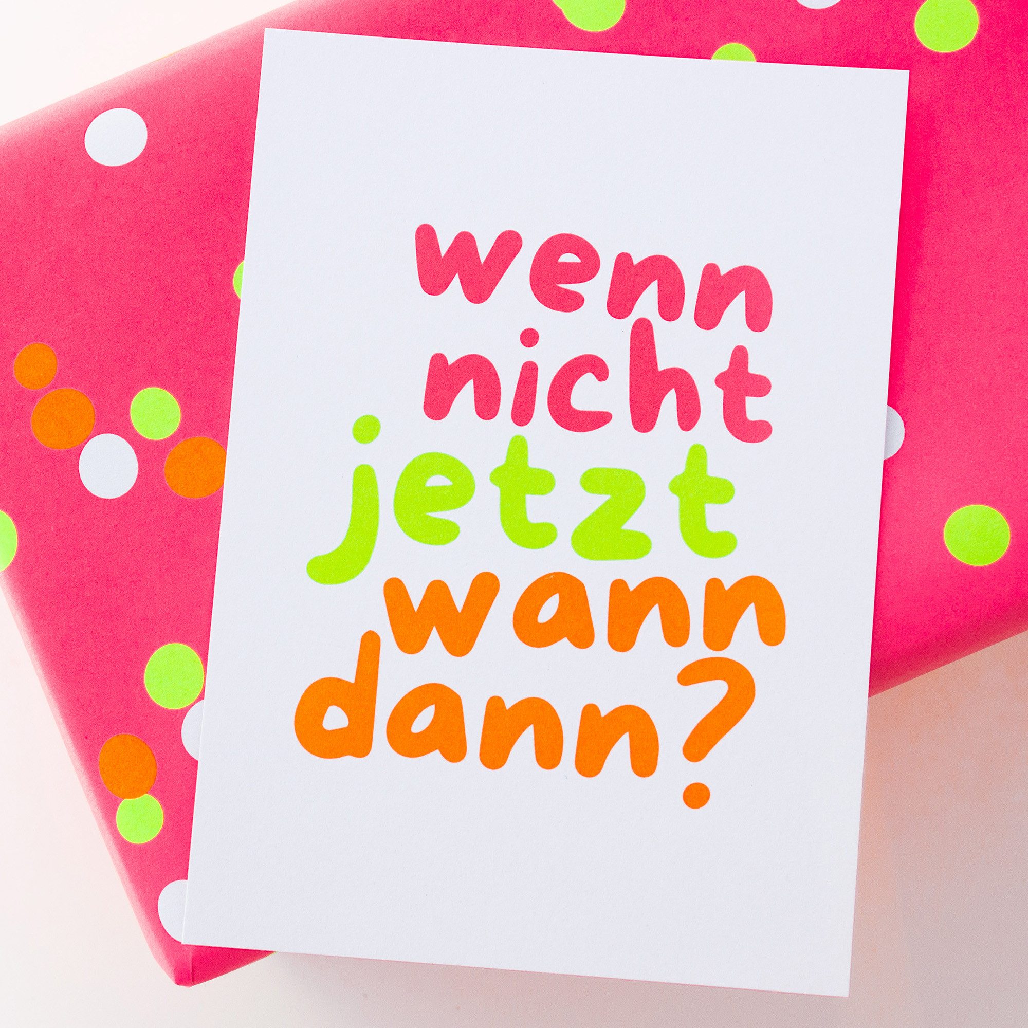 Bow & Hummingbird Postkarte Neon Grußkarte „wenn nicht jetzt, wann dann?“ Moderne Motivationskarte, DIN A6 aus Recyclingpapier