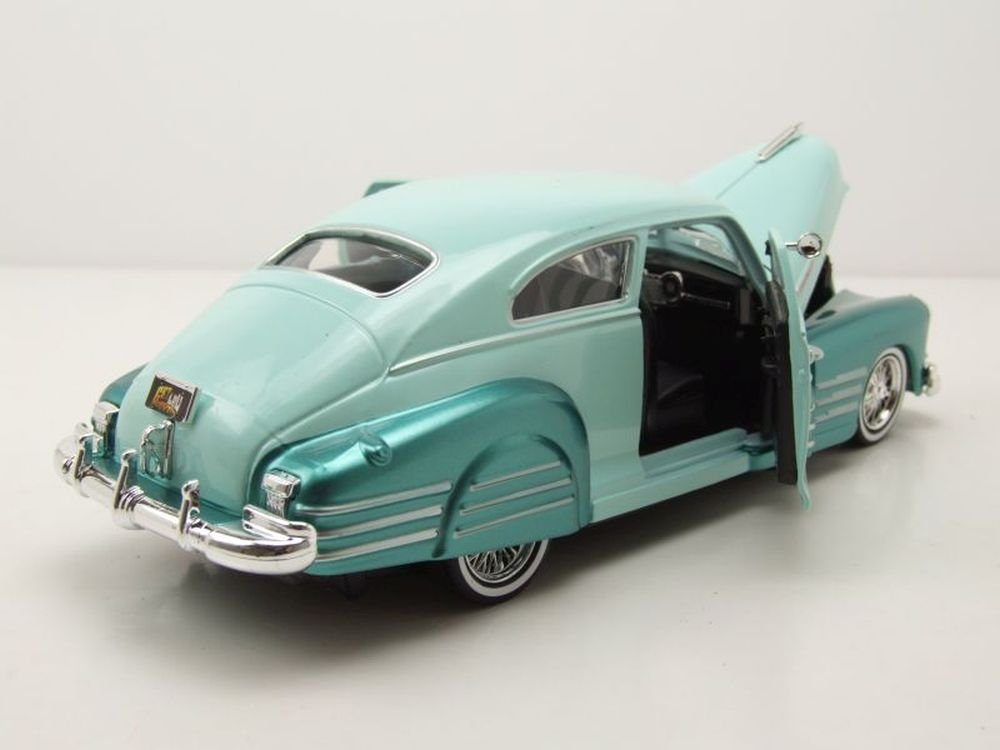 Motormax Modellauto Chevrolet Aerosedan Fleetline 1948 grün, Maßstab 1:24