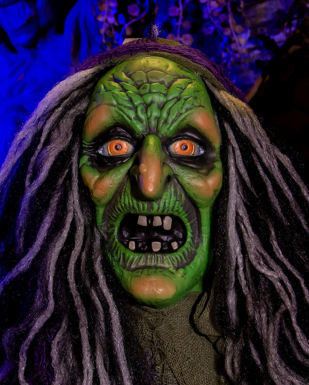 Horror-Shop Dekoobjekt Hexe mit Schütteleffekt, Sound & Licht 182cm als H – Bild 3 von 4