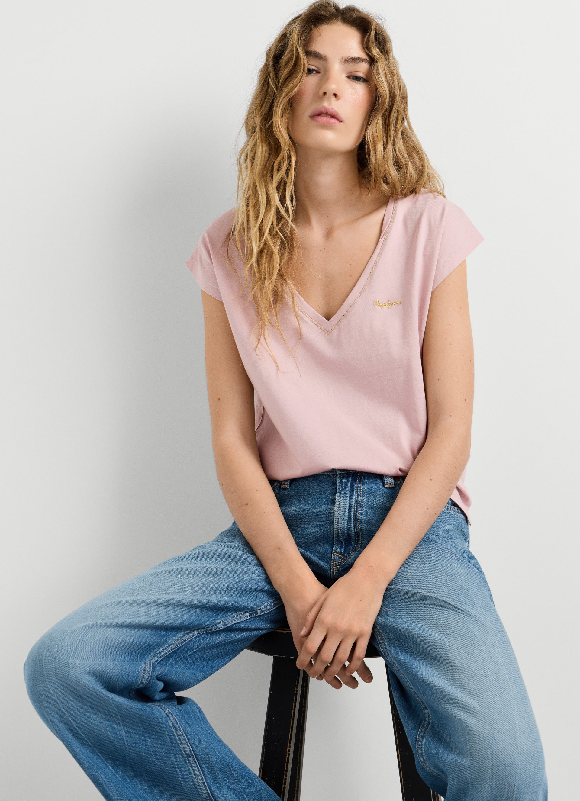 Pepe Jeans T-Shirt CLOE mit V-Ausschnitt, Logostickerei