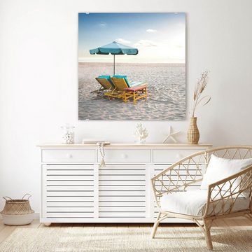 Primedeco Glasbild Wandbild Quadratisch Liegestühle und Sonnenschirm mit Aufhängung, Natur