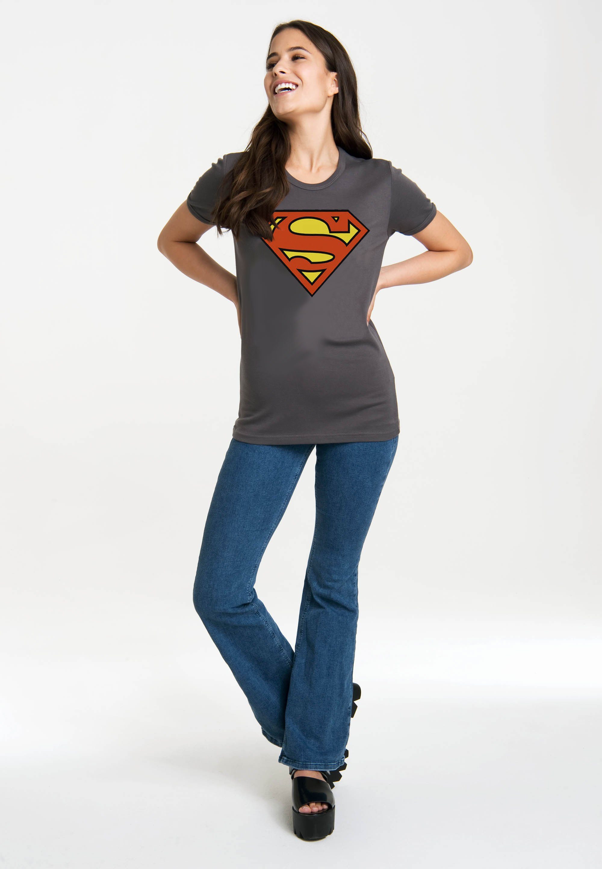 LOGOSHIRT T-Shirt Superman Logo trendigem grau mit Superhelden-Print
