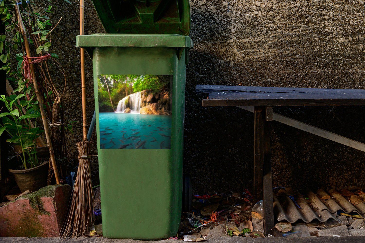 MuchoWow Wandsticker Angeln mit Wasser auf Abfalbehälter Wasserfall im Mülleimer-aufkleber, Erawan-Nationalpark einen Mülltonne, St), im (1 Sticker, Blick Container