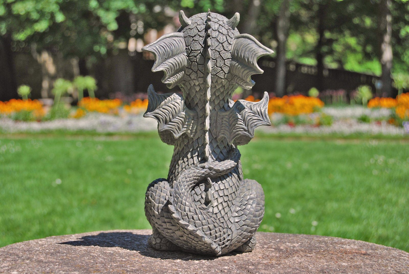 MystiCalls Gartenfigur Für - Draußen, (Einzelartikel, St), bettelnd Modell - 1 frostfest wetterfest, nicht Drinnen und Gartendrache Dekofigur
