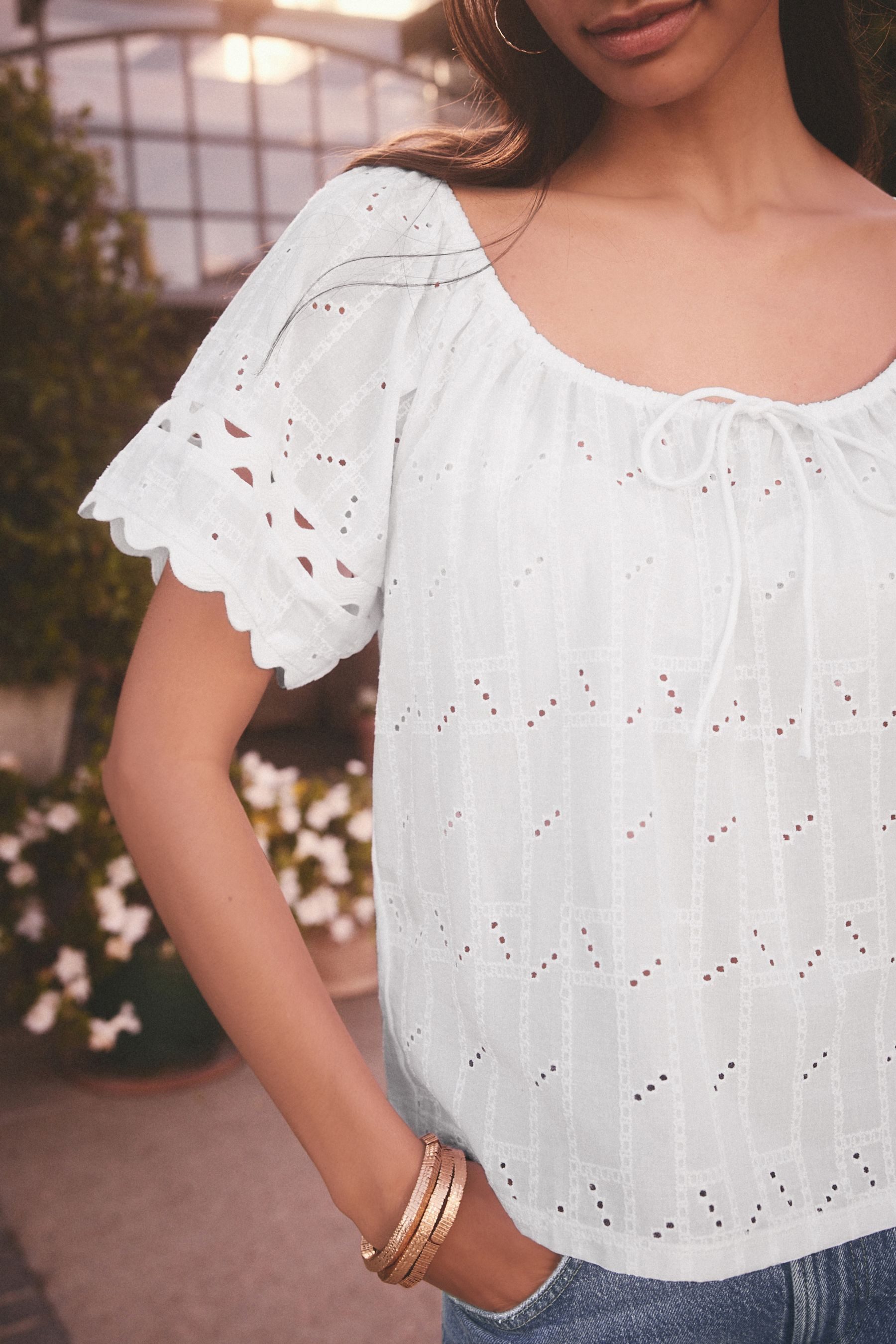 Next Kurzarmbluse Kurzarmoberteil mit Zackenlitze und Lochstickerei (1-tlg)