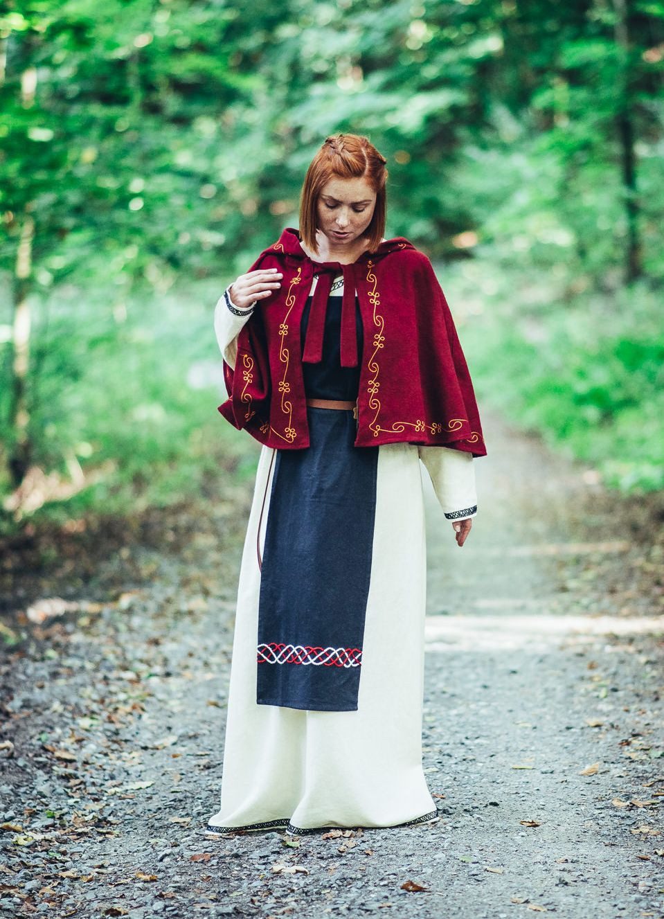 Leonardo Carbone Wikinger-Kostüm Wollgugel "Runa" mit Stickerei, lange Kapuze zum Binden, kunstvolle Verzierungen