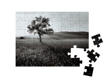 puzzleYOU Puzzle Ein Baum auf einer Blumenwiese, schwarz-weiß, 48 Puzzleteile, puzzleYOU-Kollektionen Landschaft