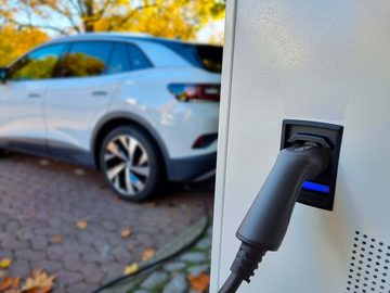 DELTACO EV-120 Autoladekabel, für Hybrid und E-Autos, Typ 2 auf Typ 2 (300 cm), IP66 Zertifiziert, 1-phasig, 16A 3,6kW