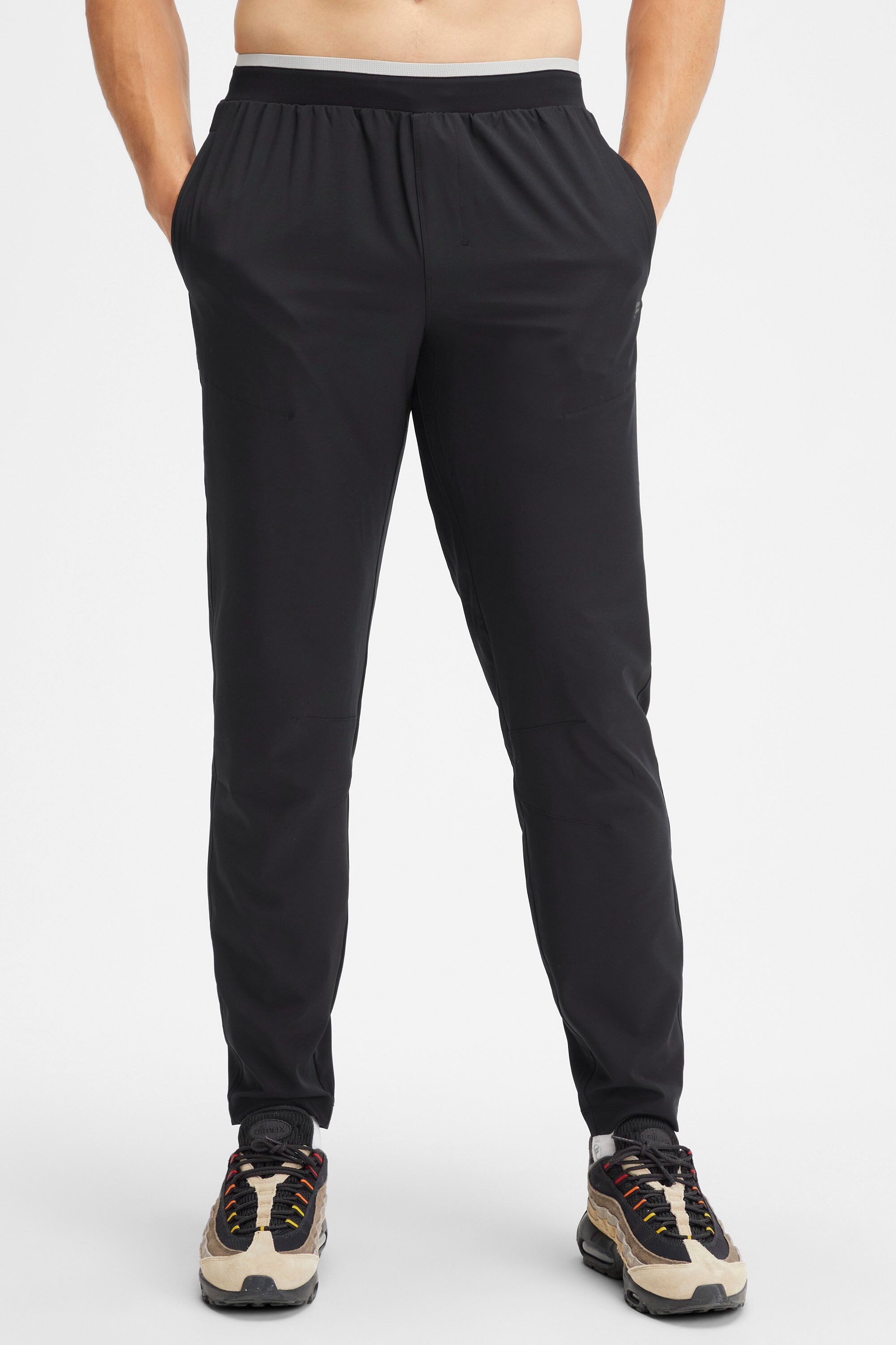 Fabletics Trainingshose The Fundamental Pant (1-tlg) aus Performance-Stoff und mit Reißverschlusstaschen