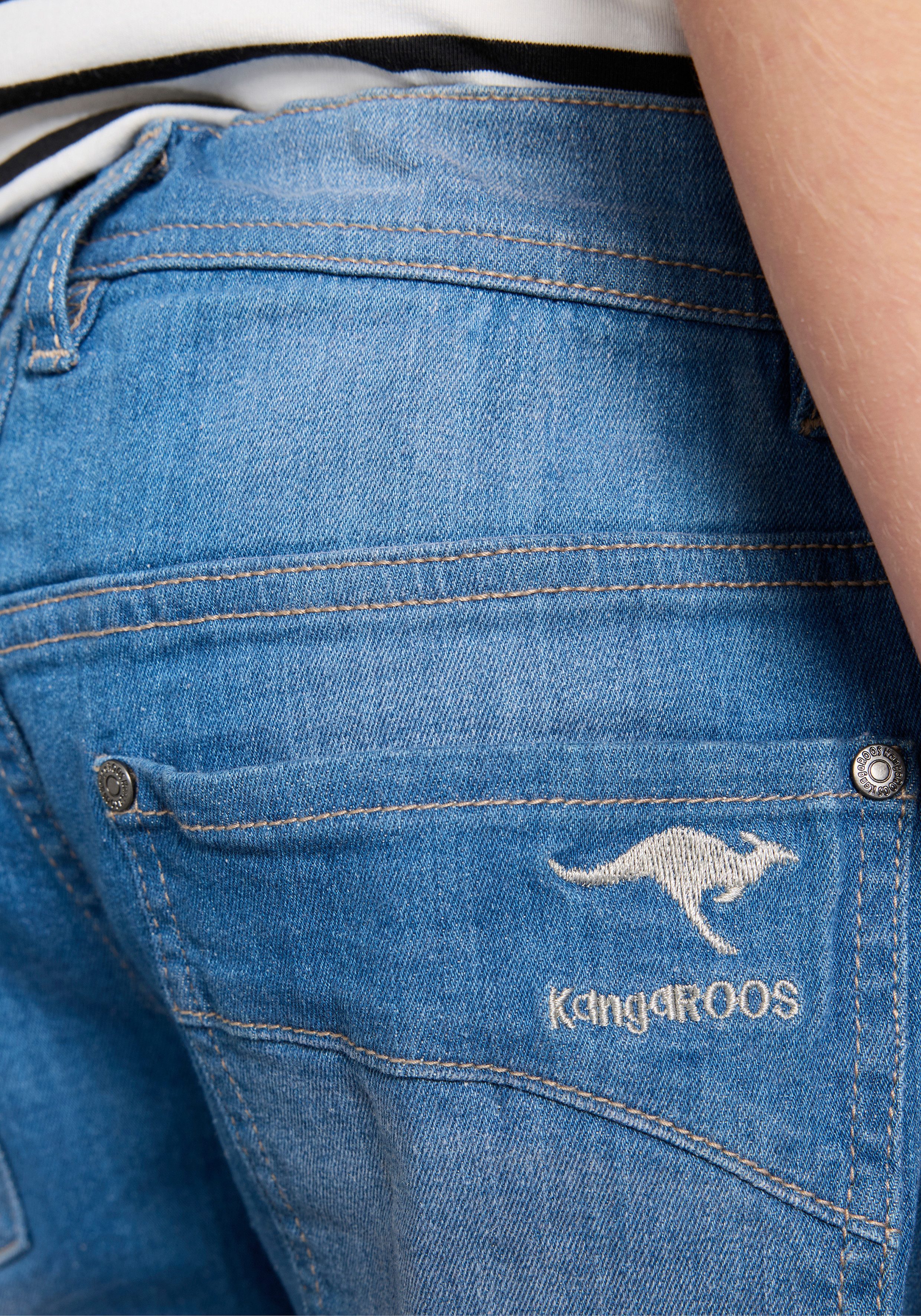 KangaROOS Loose-fit-Jeans Jeans mit weitem Bein und KangaROOS Stickerei Loose-fit Stretchjeans mit Logo-Stickerei – Bild 3 von 5