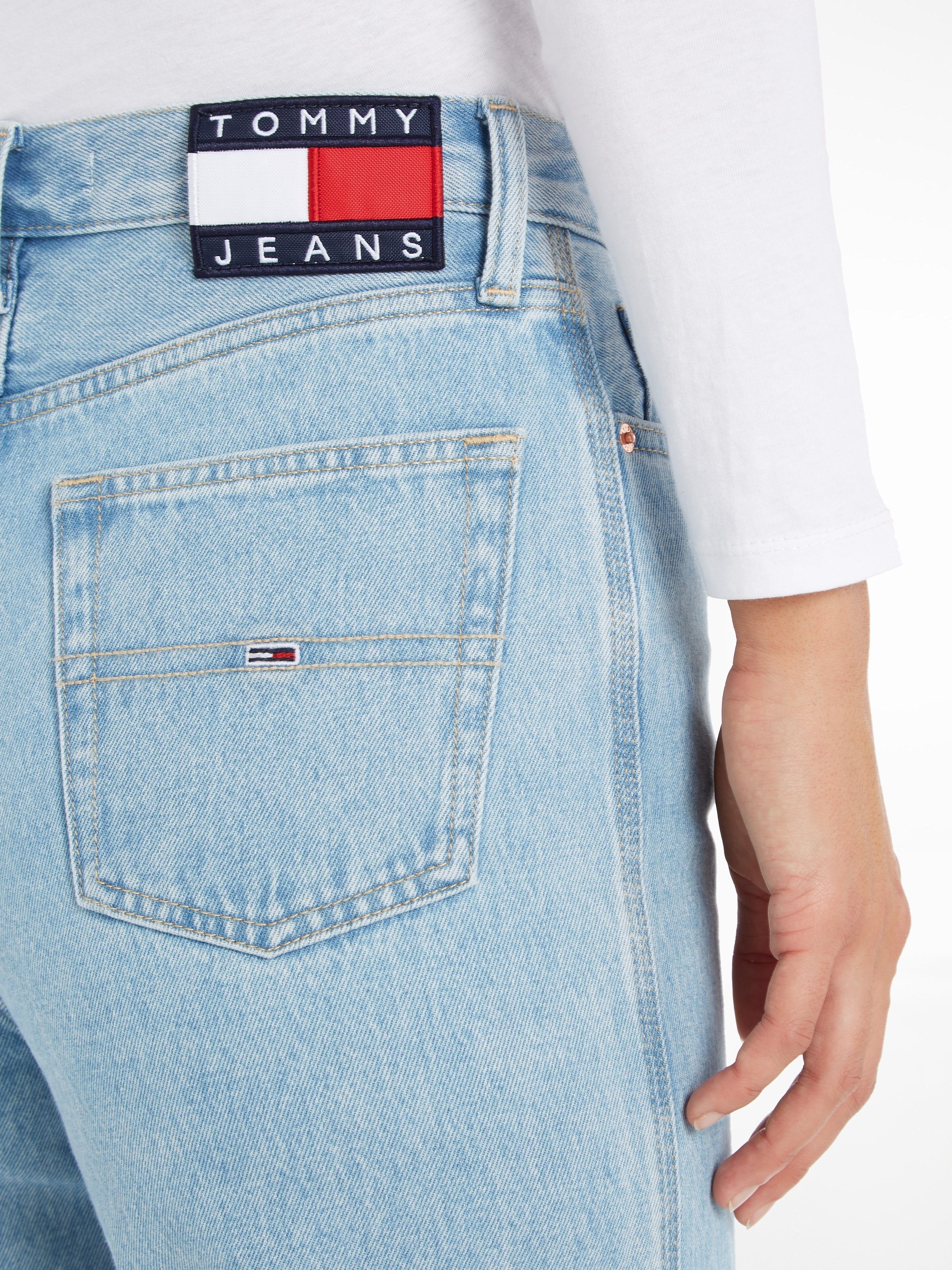 Tommy Jeans Jeans mit Tommy Weite Logobadges Jeans denim light