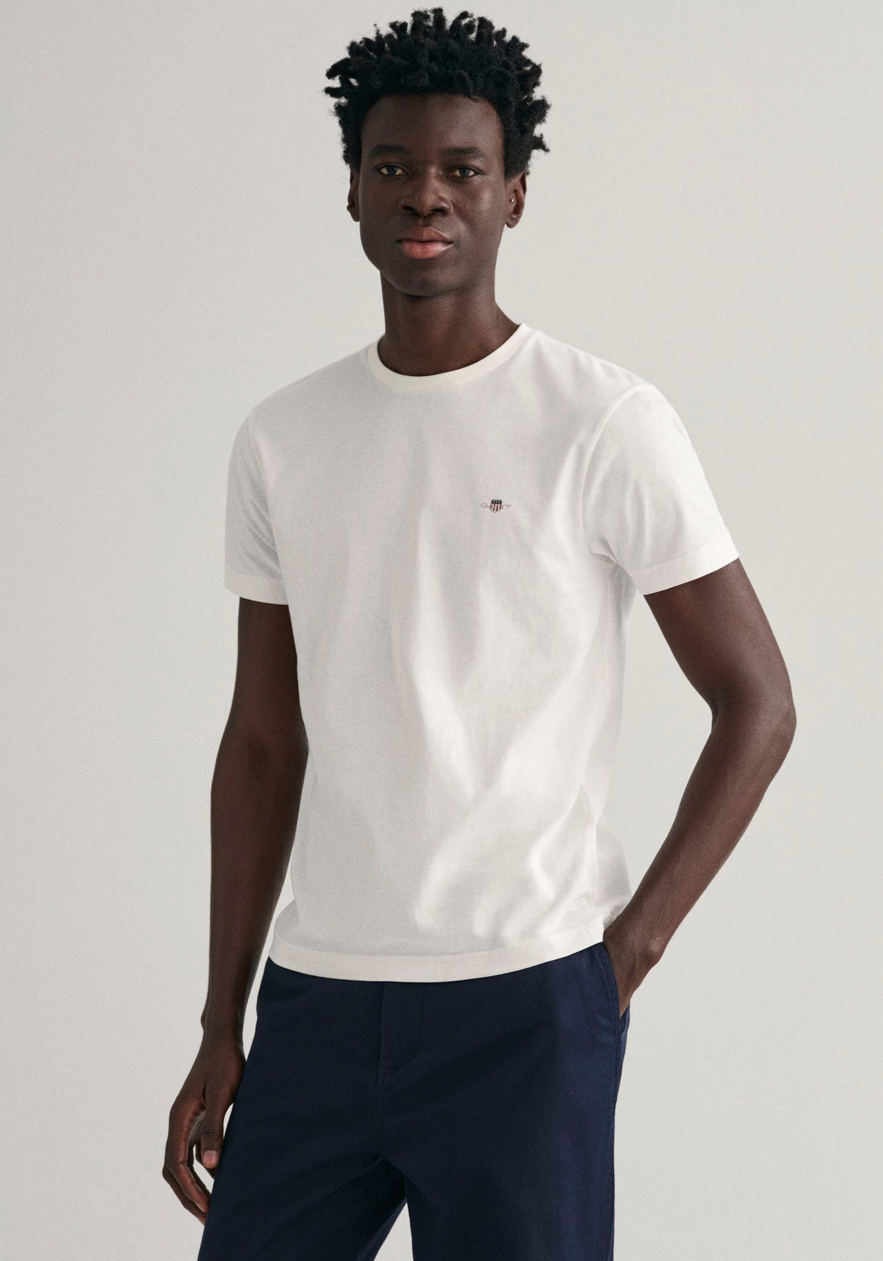 Gant T-Shirt SLIM SHIELD mit der T-SHIRT auf SS Brust white Logostickerei