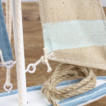 Macosa Home Dekofigur Dekofigur mit Muscheln Baddeko Boot Segel Nautisch Bad Deko, Deko-Segelboot Holz weiß blau maritim Badezimmer-Dekoration