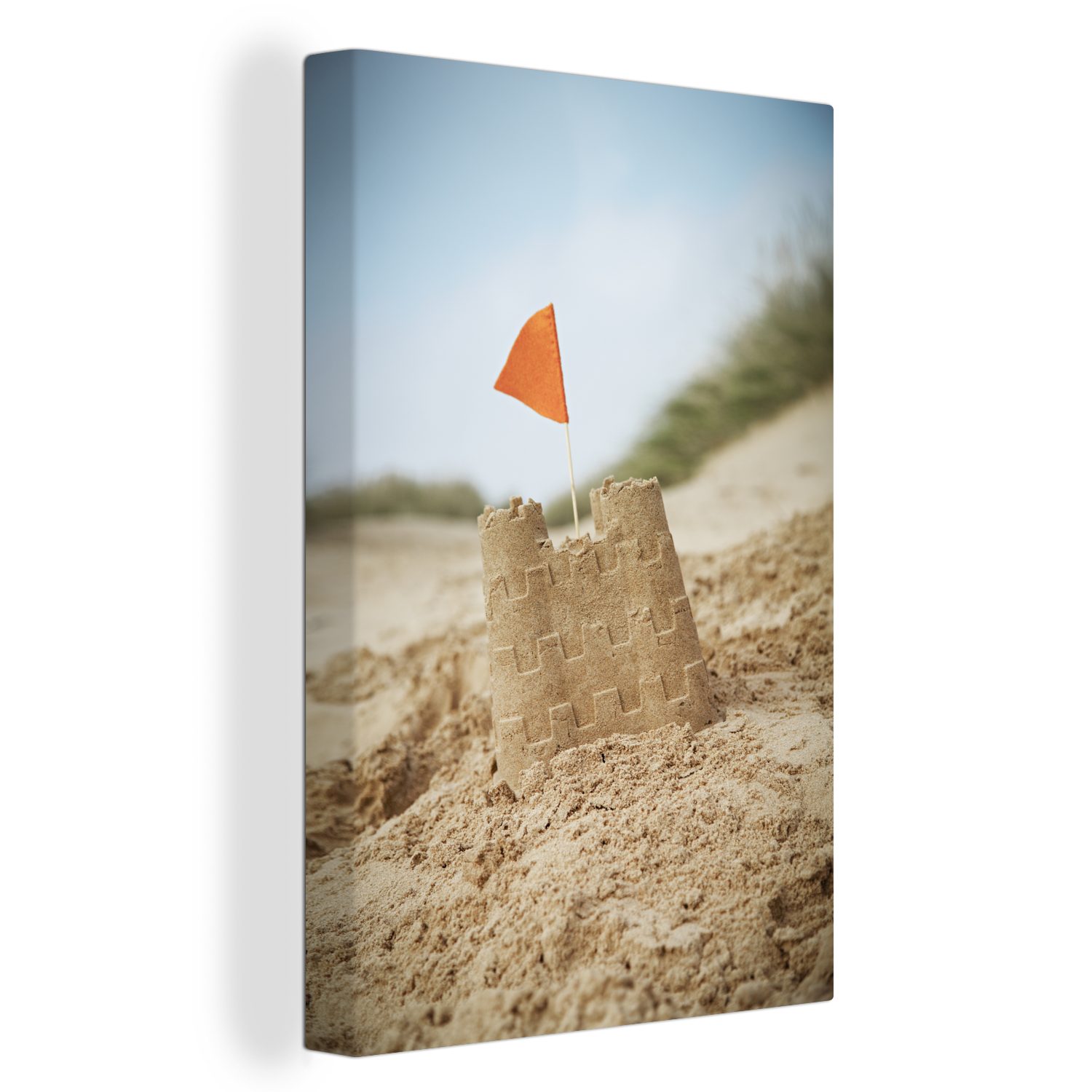 OneMillionCanvasses® Leinwandbild Kleine Sandburg mit orangefarbener Flagge, (1 St), Leinwandbild fertig bespannt inkl. Zackenaufhänger, Gemälde, 20x30 cm