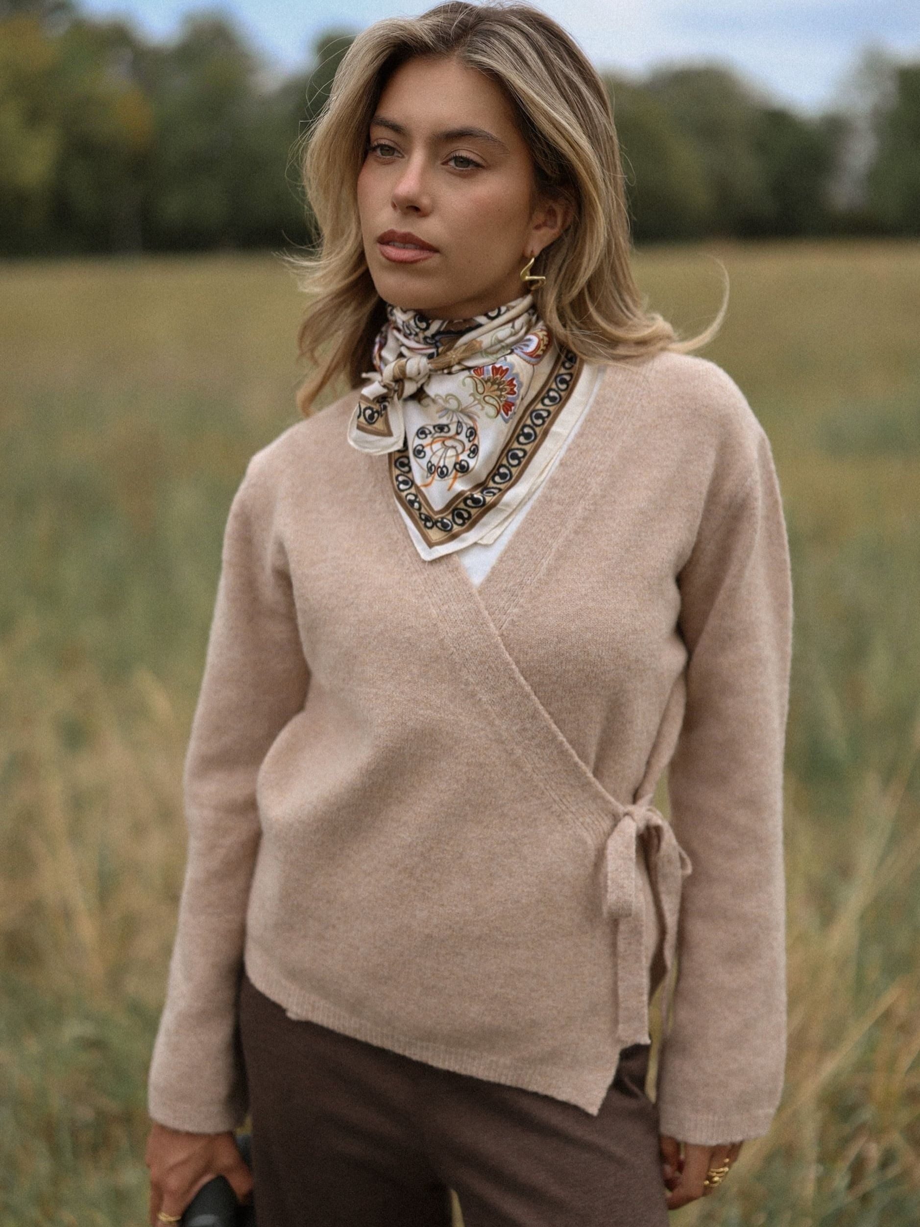 SASSYCLASSY Cardigan Wickelcardigan für Damen Feminine Strickjacke mit individueller Passform und Bindeband