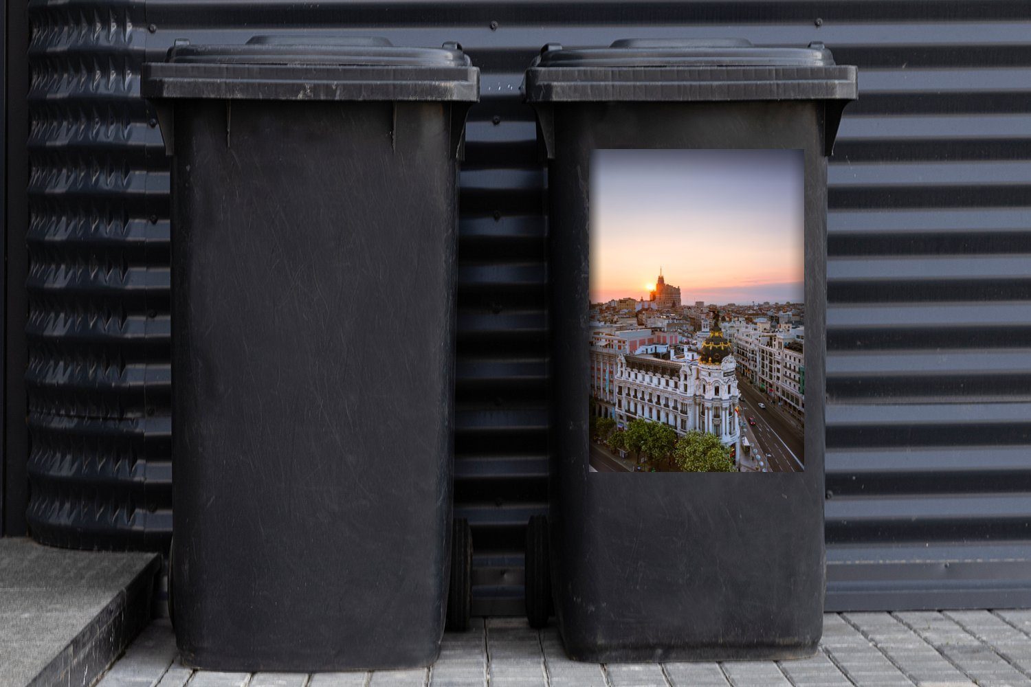 MuchoWow Wandsticker Madrid in Spanien Container, Sticker, aus Mülleimer-aufkleber, Mülltonne, Vogelperspektive St), Abfalbehälter (1 der