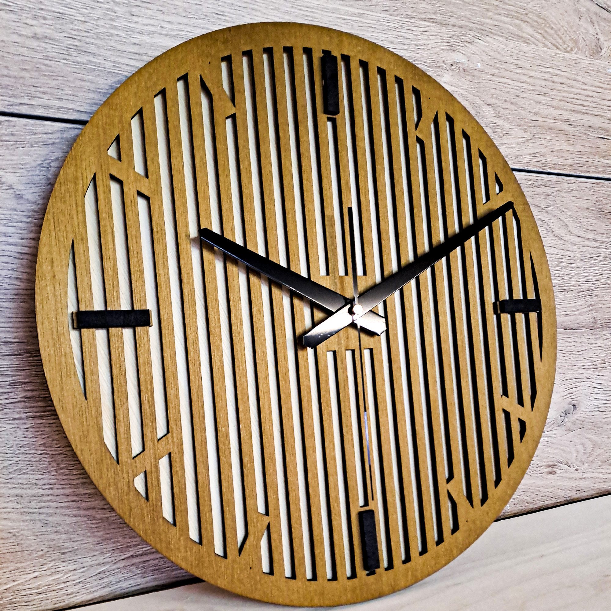 ORNAMENTI Wanduhr Grosse, moderne Wanduhr, geometrisch, Lamellen, holz, Eichenbeize (minimalistisch, hingucker Wanduhr, 3 Grossen 40,50,60 cm, ohne Ticken)