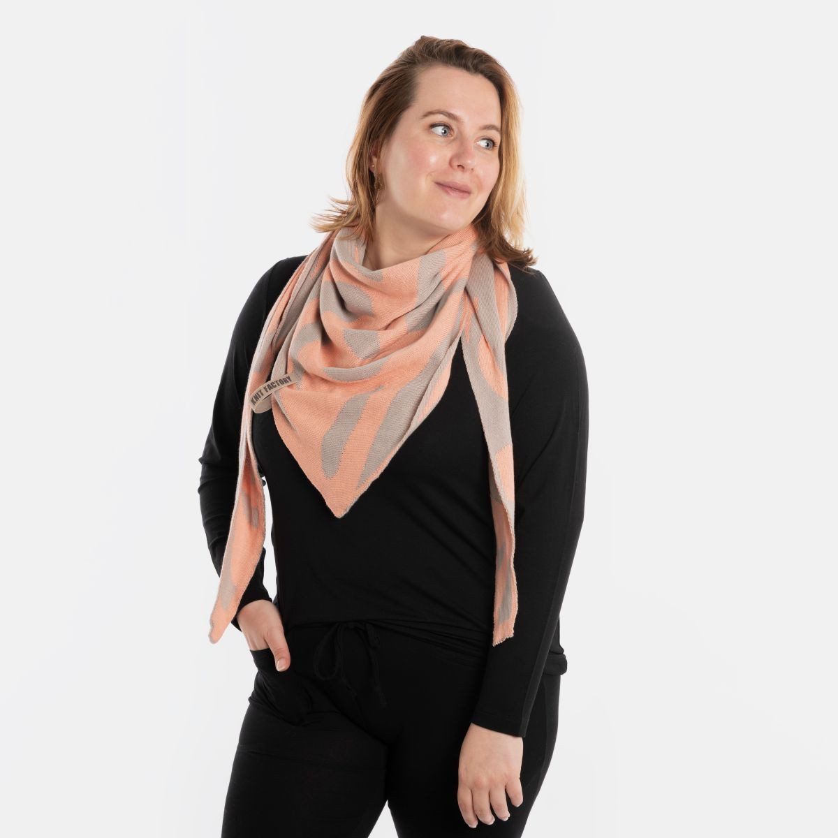 Knit Factory Strickschal Leaf Dreieckstuch Kieselgrau/Apricot, (1-St), Schal Halstuch Dreiecksschal Tuch Strickmode