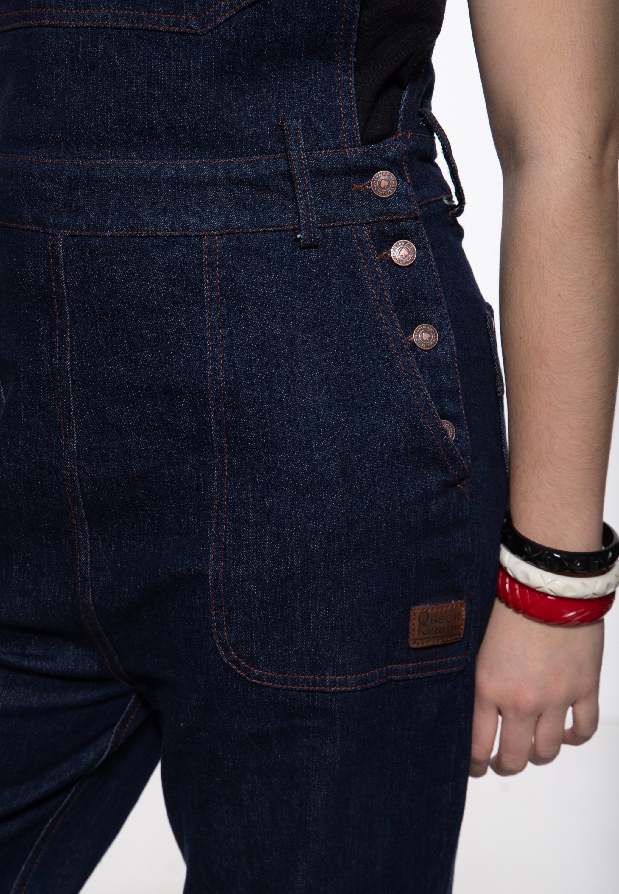QueenKerosin Latzjeans Velma mit gekrempelten Beinabschlüssen – Bild 4 von 5