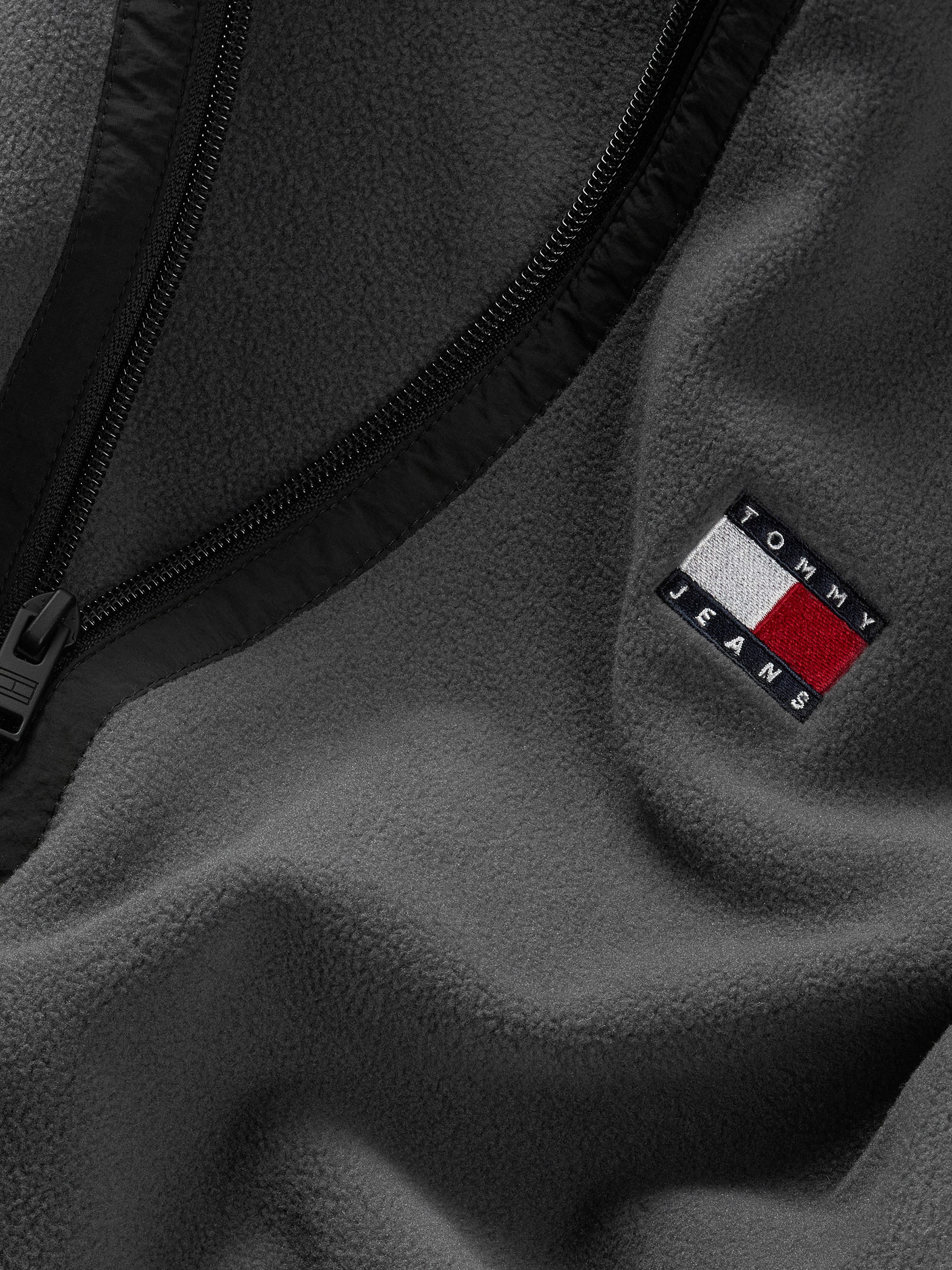 Tommy Jeans Plus Fleeceweste TJM POLAR FLEECE VEST EXT Große Größen, mit kontrastfarbenen Details