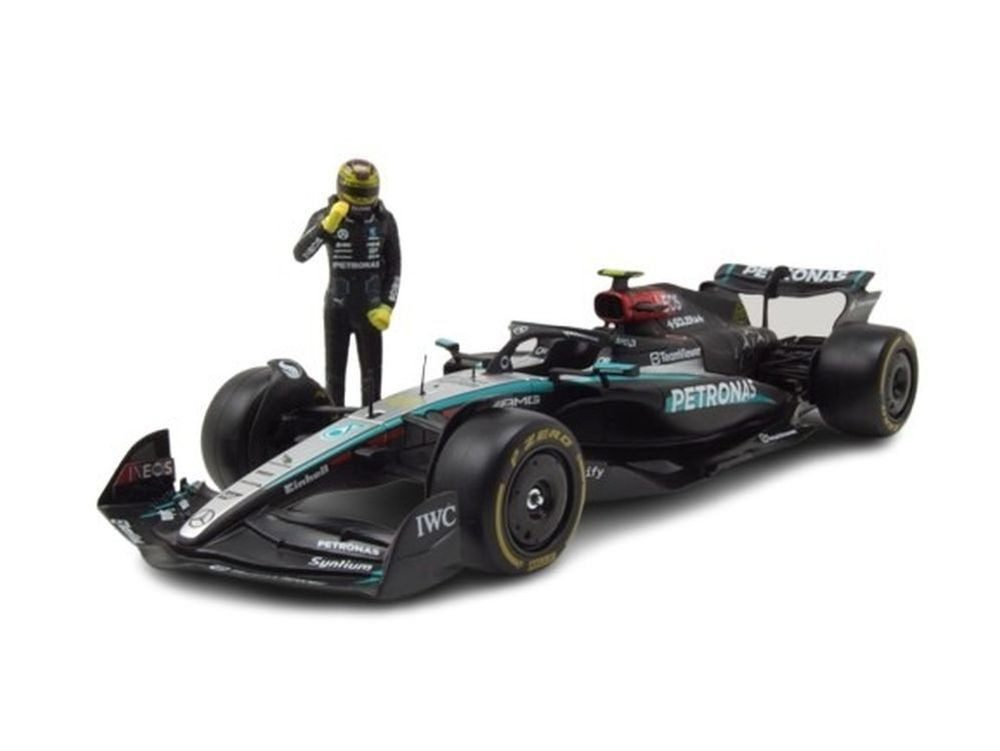 Bburago Modellauto Mercedes AMG W15 E #44 Formel 1 2024 mit Hamilton Figur, Maßstab 1:24