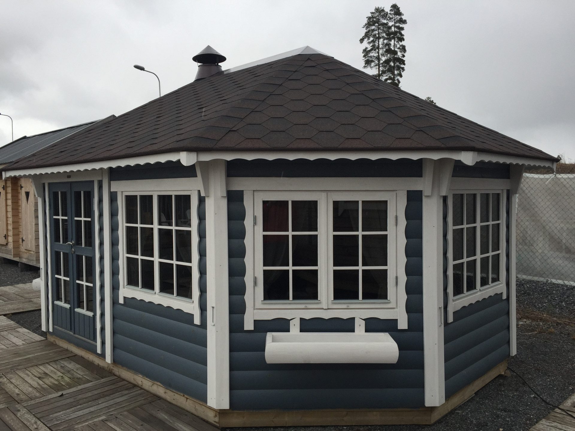 Finn Art Blockhaus Grillkota Grillpavillon oval Victoria Oval 18 max. 20 Personen, BxT: 540x383 cm, Schindeln rot, mit Grillanlage