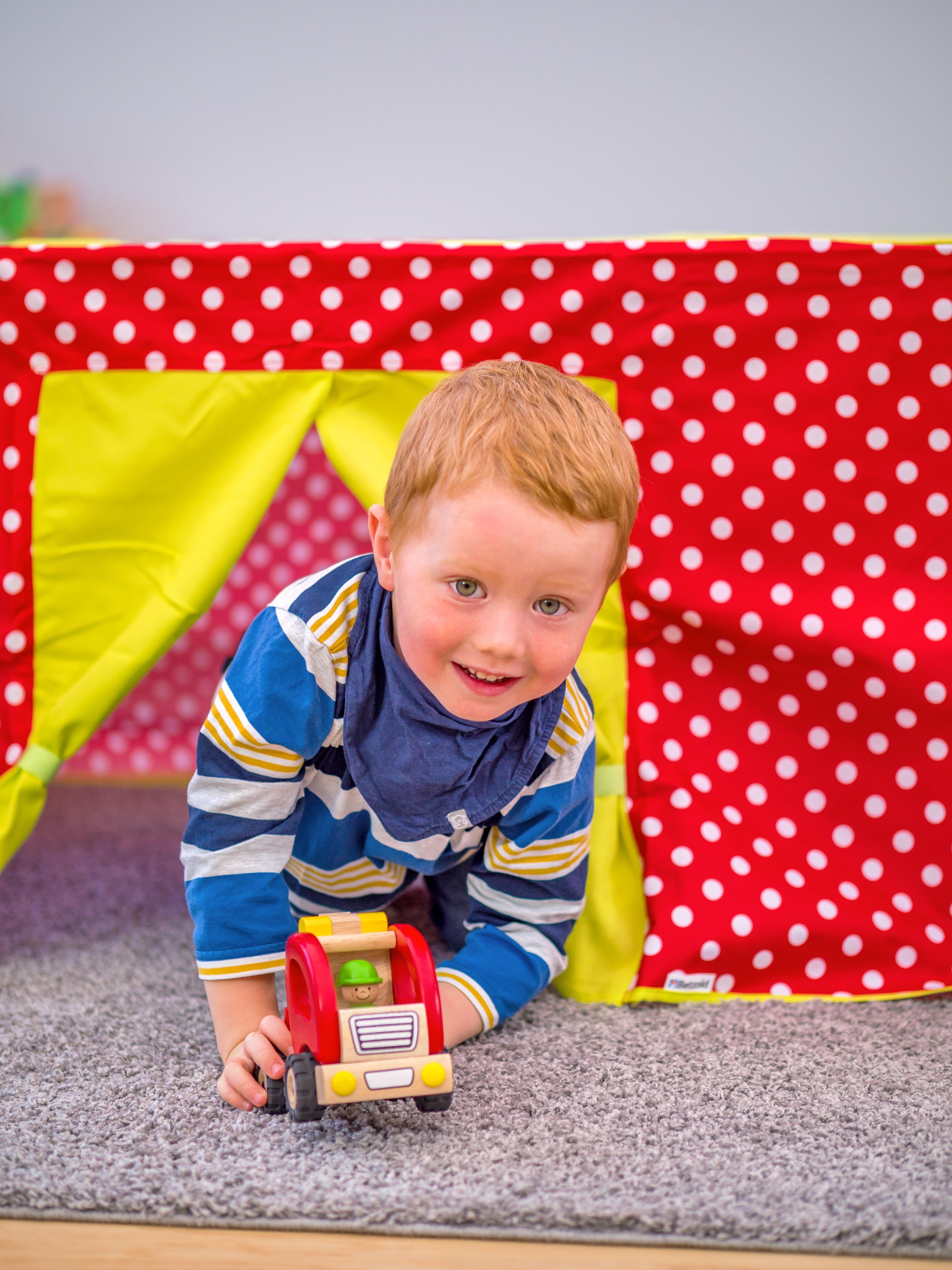 Betzold Puppen Zelt Tischzelt – Spielzelt Kinder Rollenspiel Indoor Abenteuer