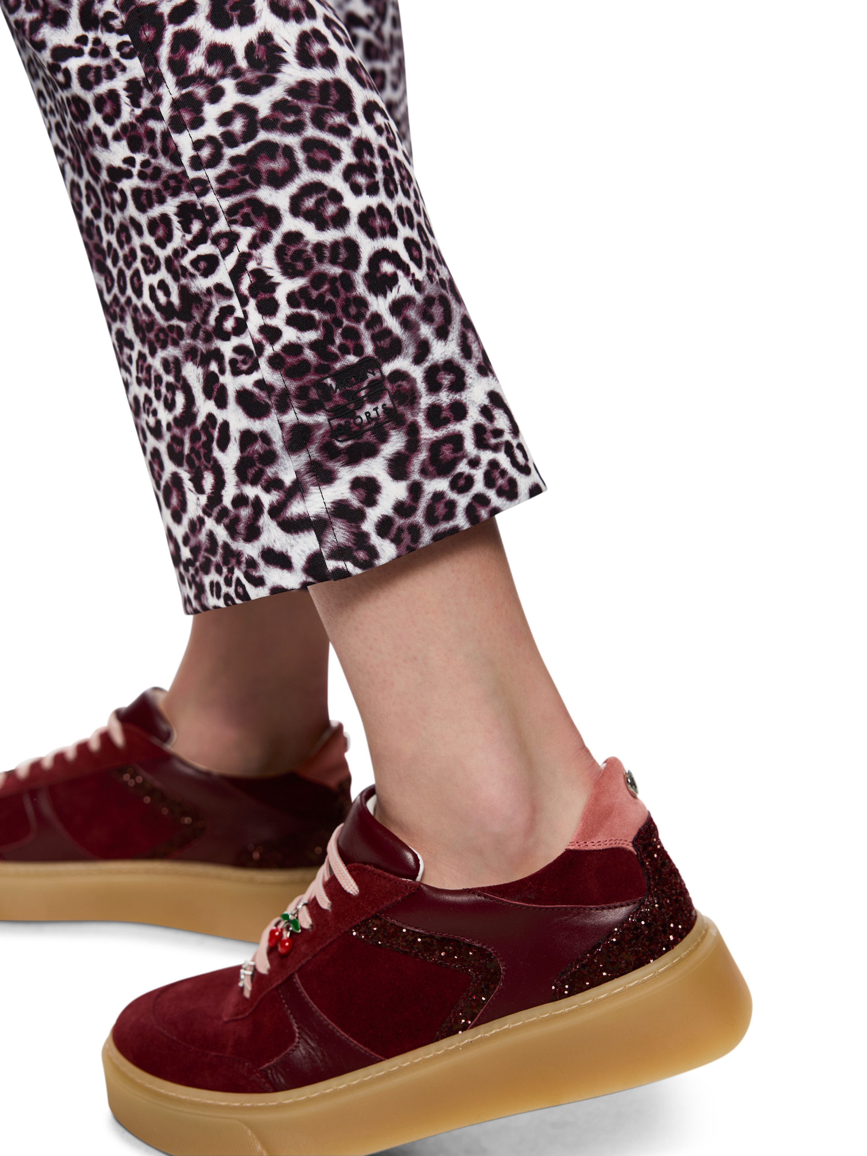 Marc Cain Leggings Mon Cherry Premium Damenmode Model Sofia, mit Leo Print